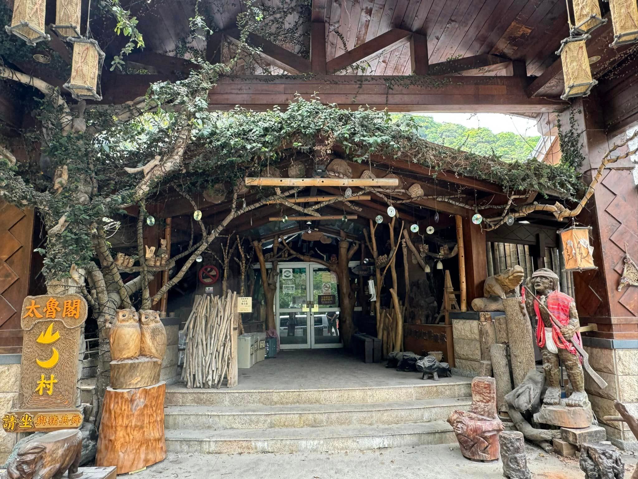 位於太魯閣布洛灣部落的山月村,因強震衝擊、太魯閣國家公園無限期封閉與合約到期,被迫提前解約結束營業、資遣約40名員工。(翻攝自太魯閣山月村臉書)