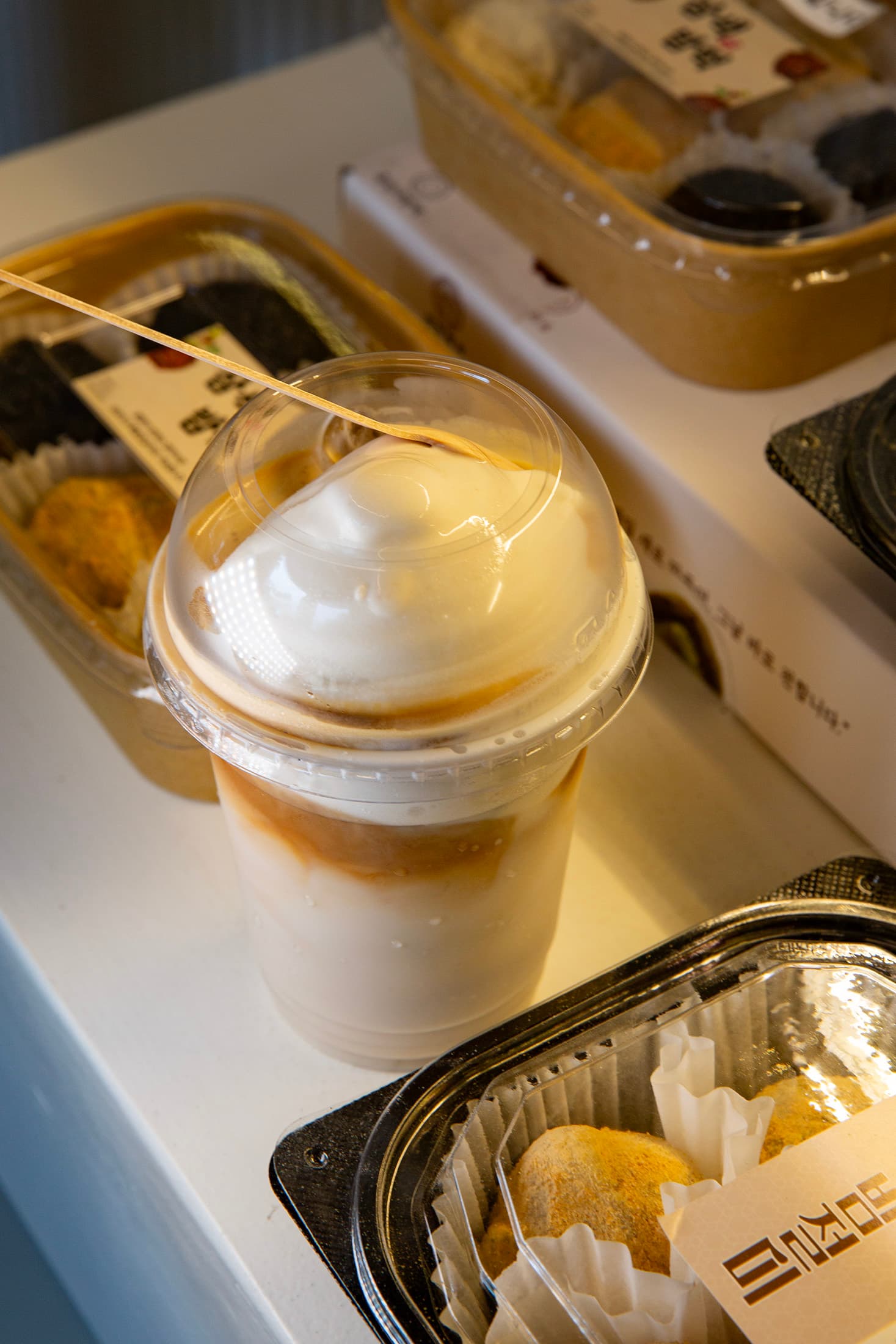「栗子拿鐵」散發濃郁堅果香氣,是店內人氣招牌飲品之一。(7,000韓元/杯,約NT$142)