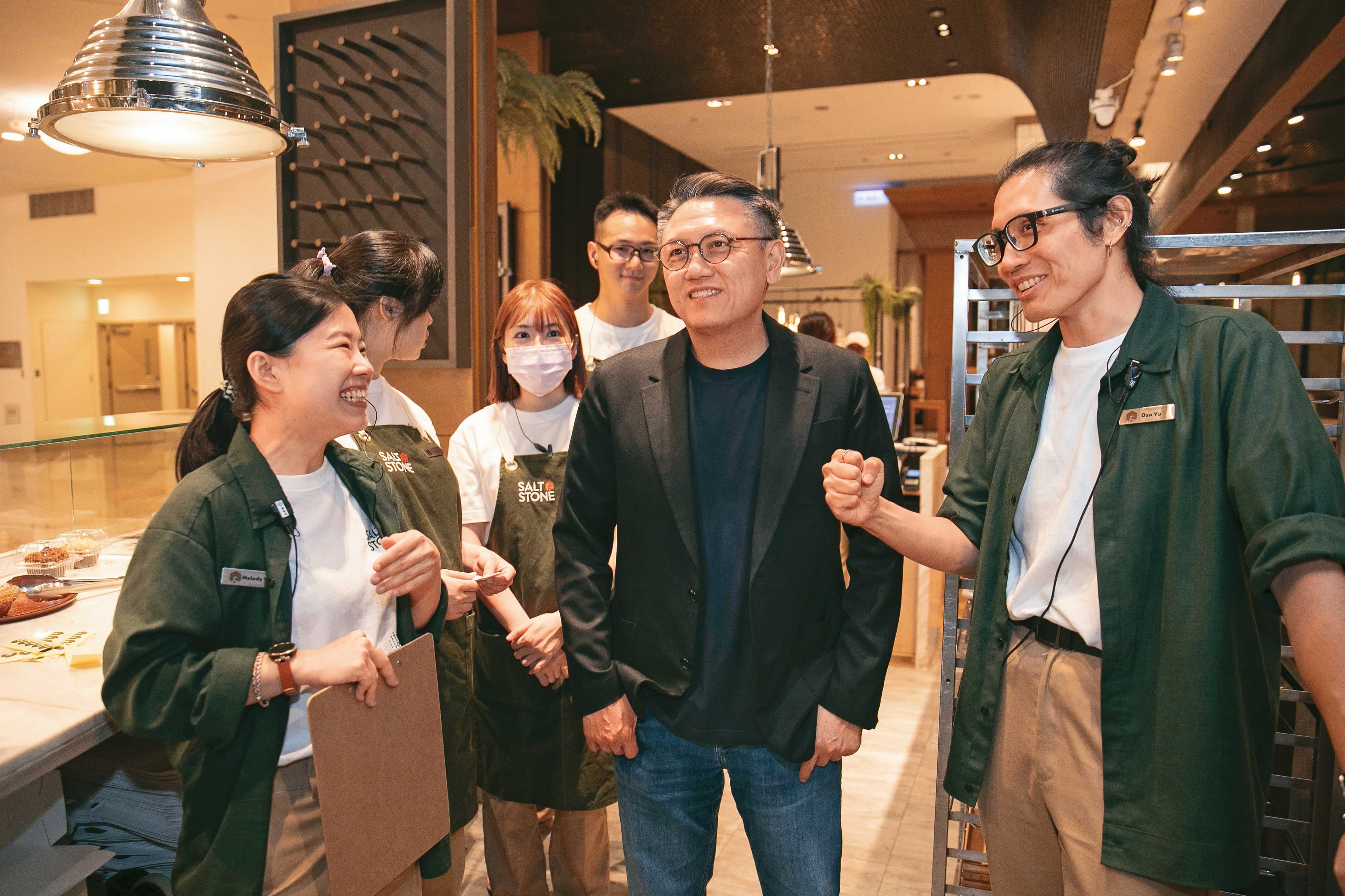 開展餐飲董事長邱泰翰(右2)認為,人力問題恐將引發餐飲業洗牌。