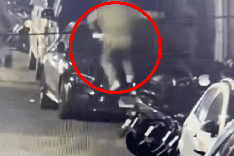 導演柯一正毀損停在自家車庫前的車輛,過程全被監視器錄下。(翻攝畫面)