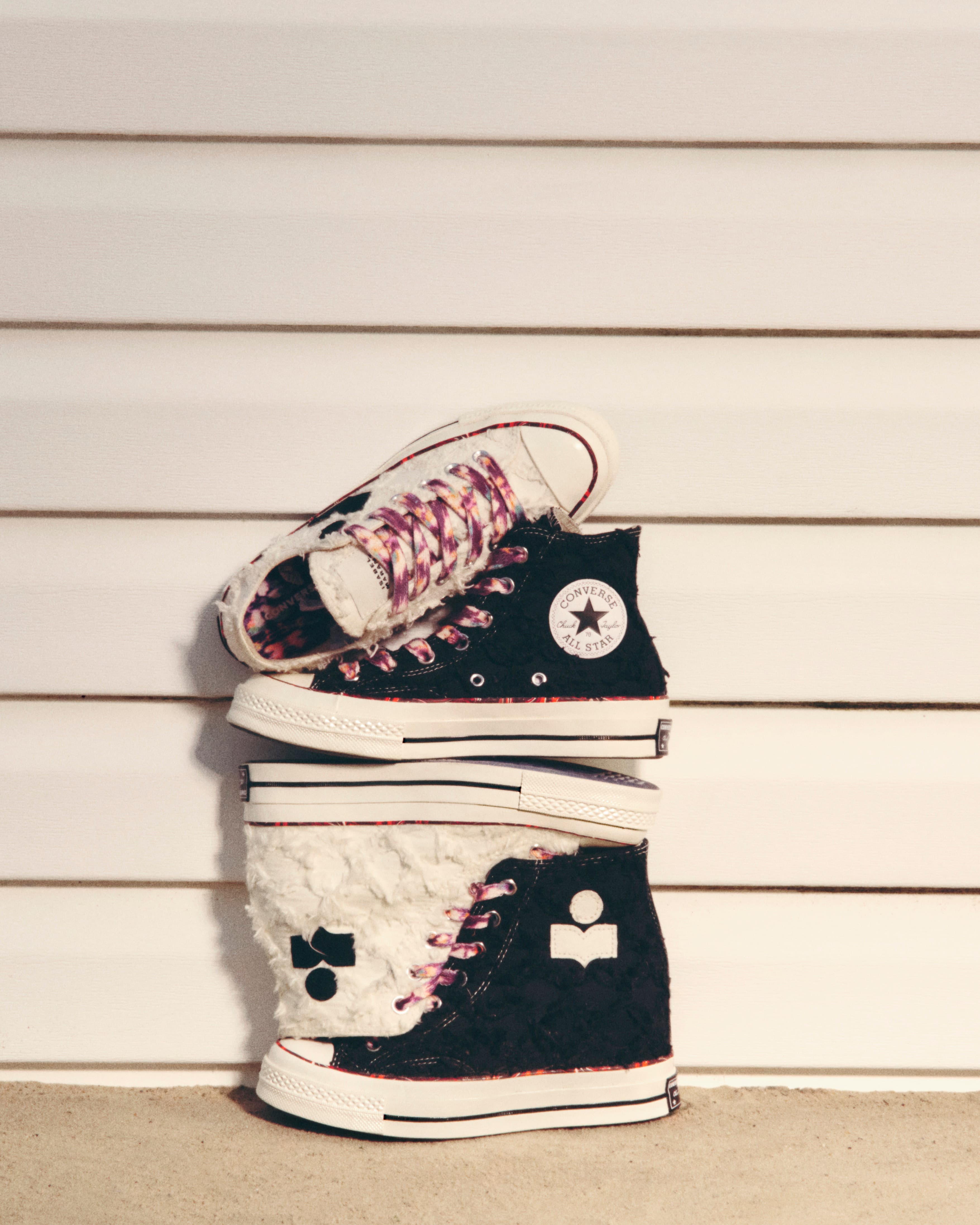 CONVERSE x ISABEL MARANT聯名系列共有兩雙鞋款。(匡威提供)