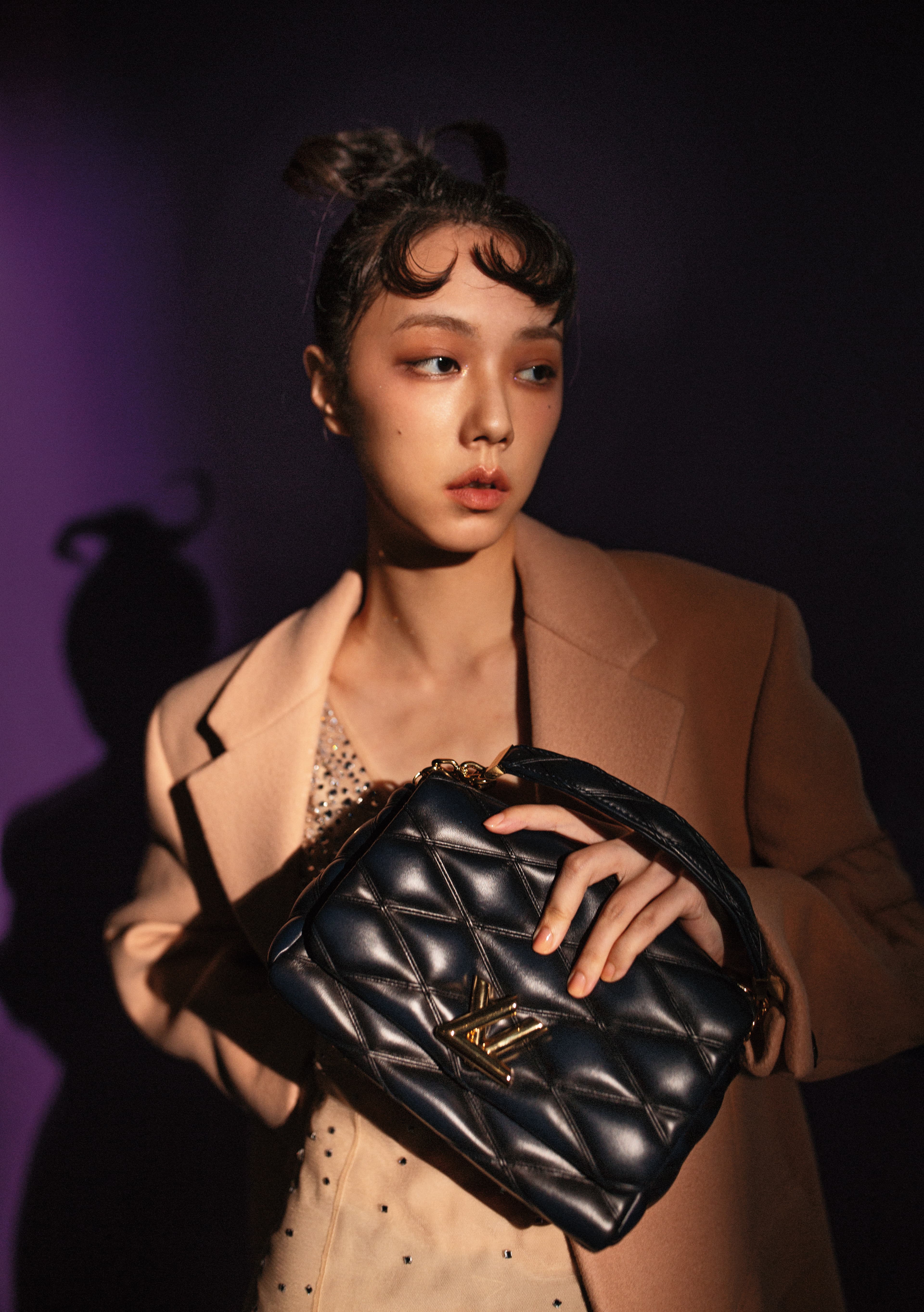 GO-14手袋（中型） NT$223,000 by LOUIS VUITTON；粉膚色羊毛大衣 價格未定 by PRADA；水晶寶石裝飾膚色薄紗洋裝 NT$260,000 by PRADA。