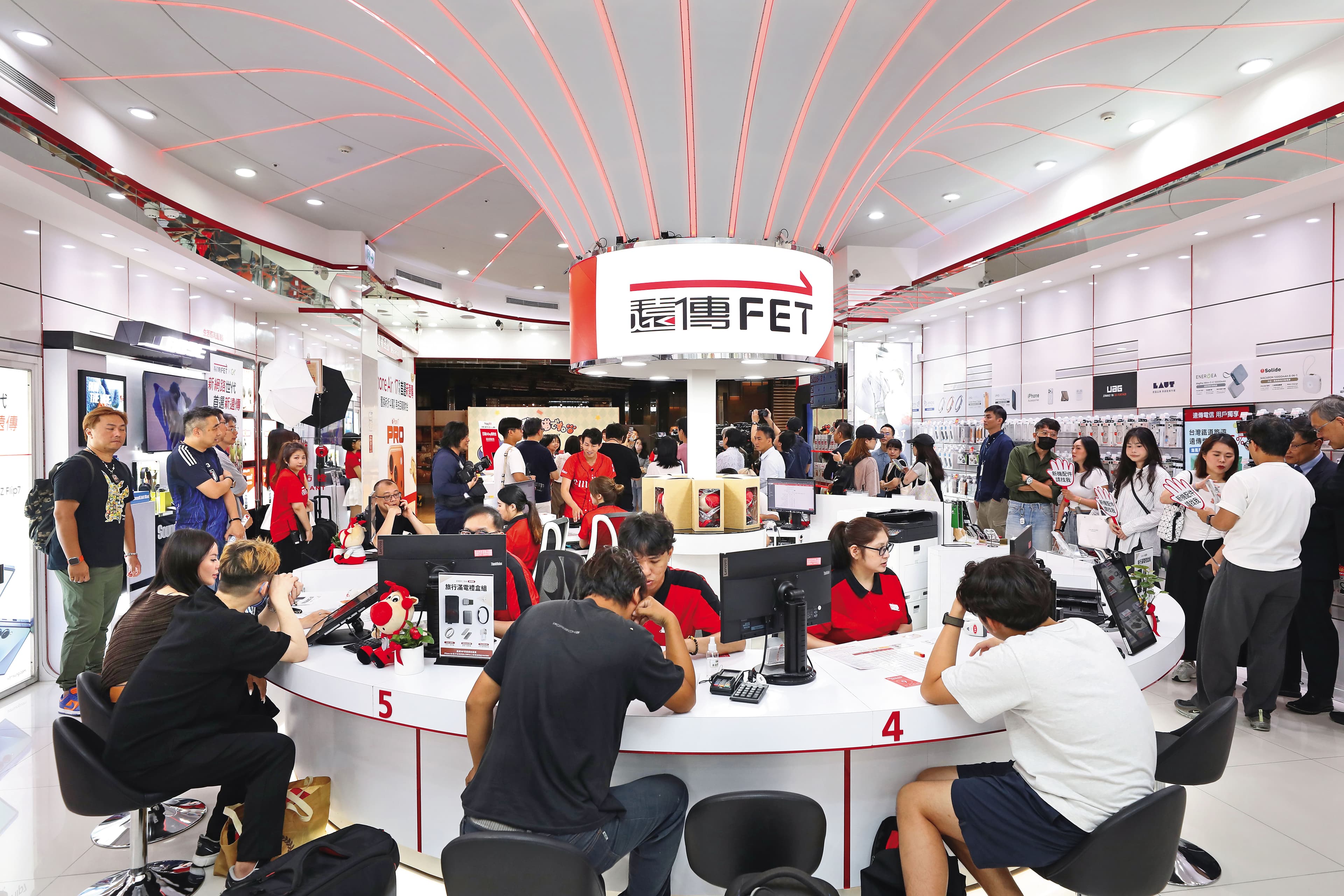 電信業2018年掀起的4G 499之亂,至今仍讓電信三雄餘悸猶存。