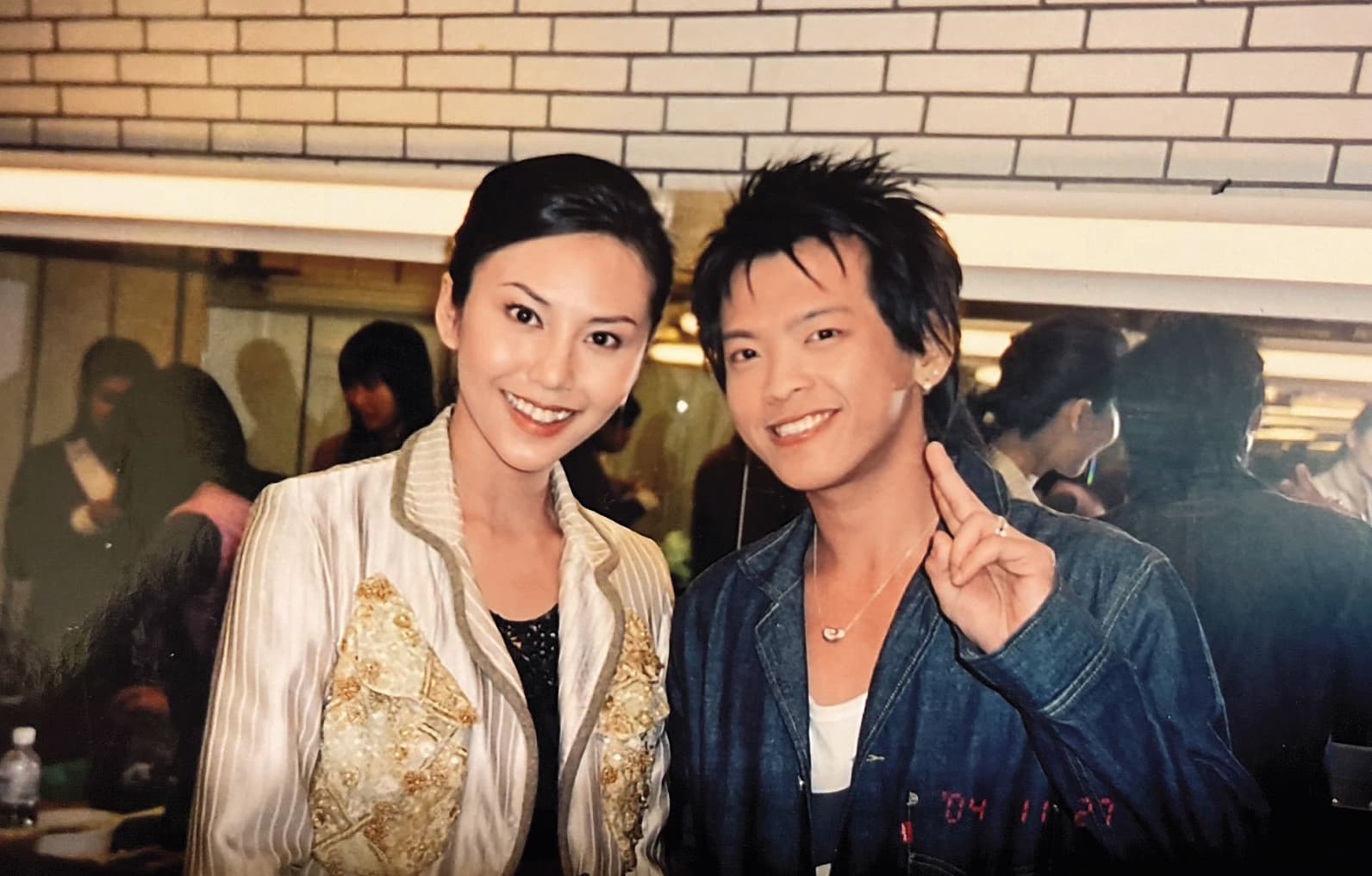 楊居霖(右)曾與凱渥名模洪曉蕾(左)等人合照或合拍廣告。(讀者提供)
