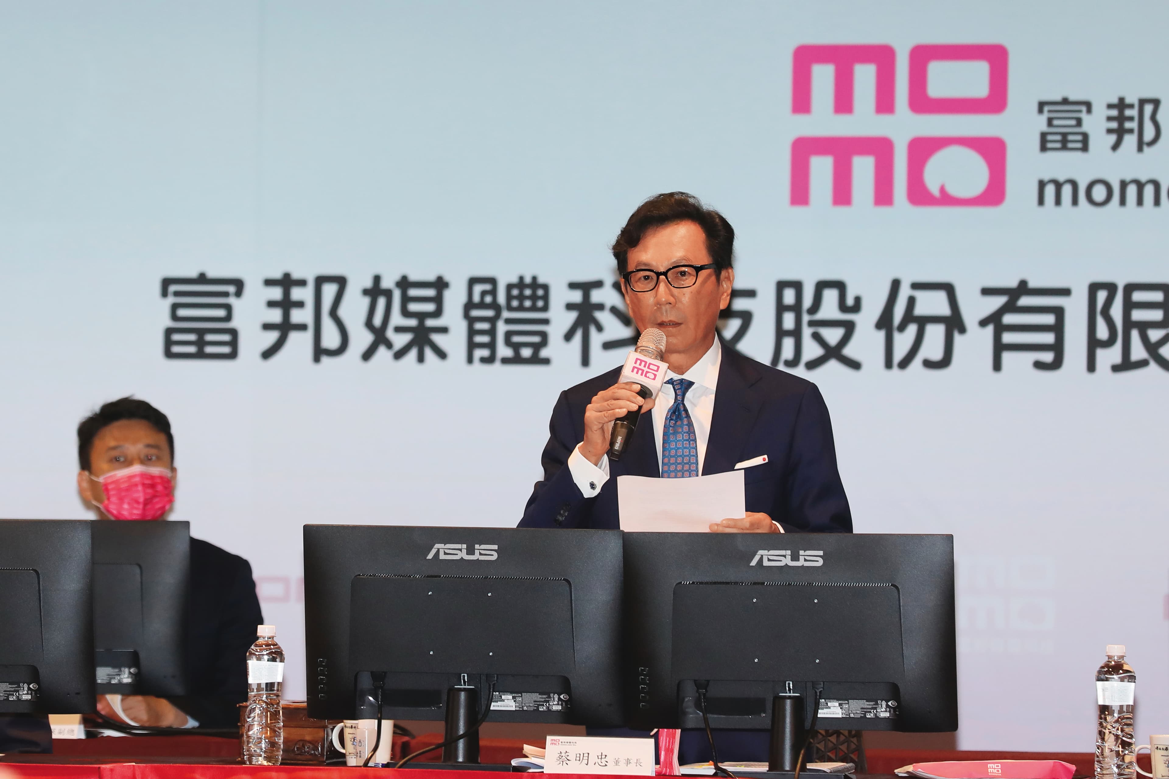 蔡明忠(右)站穩台灣電商霸主,富邦媒倉儲物流規模遙遙領先同業。