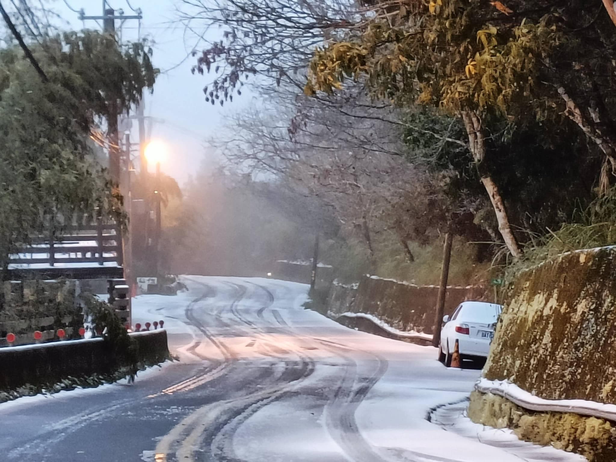 新竹尖石玉峰、秀巒村道路積雪已達5公分厚,店家卻開心不起來,傻眼表示「水源結冰無水可用」。(翻攝自「竹縣好好玩」臉書)