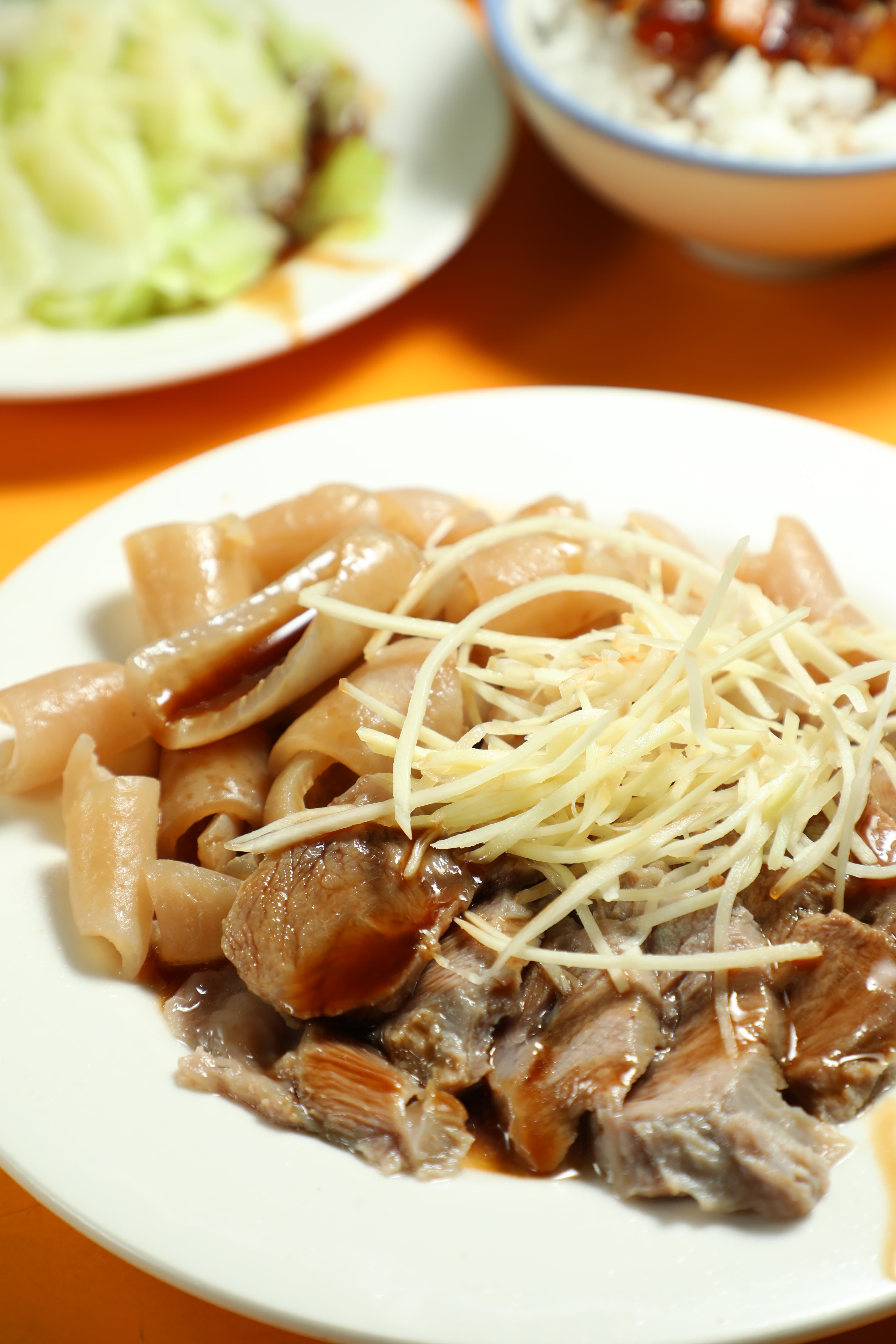「嘴邊肉」(右,60元/份)和「豬皮」(左,40元/份)是很受歡迎的切料。