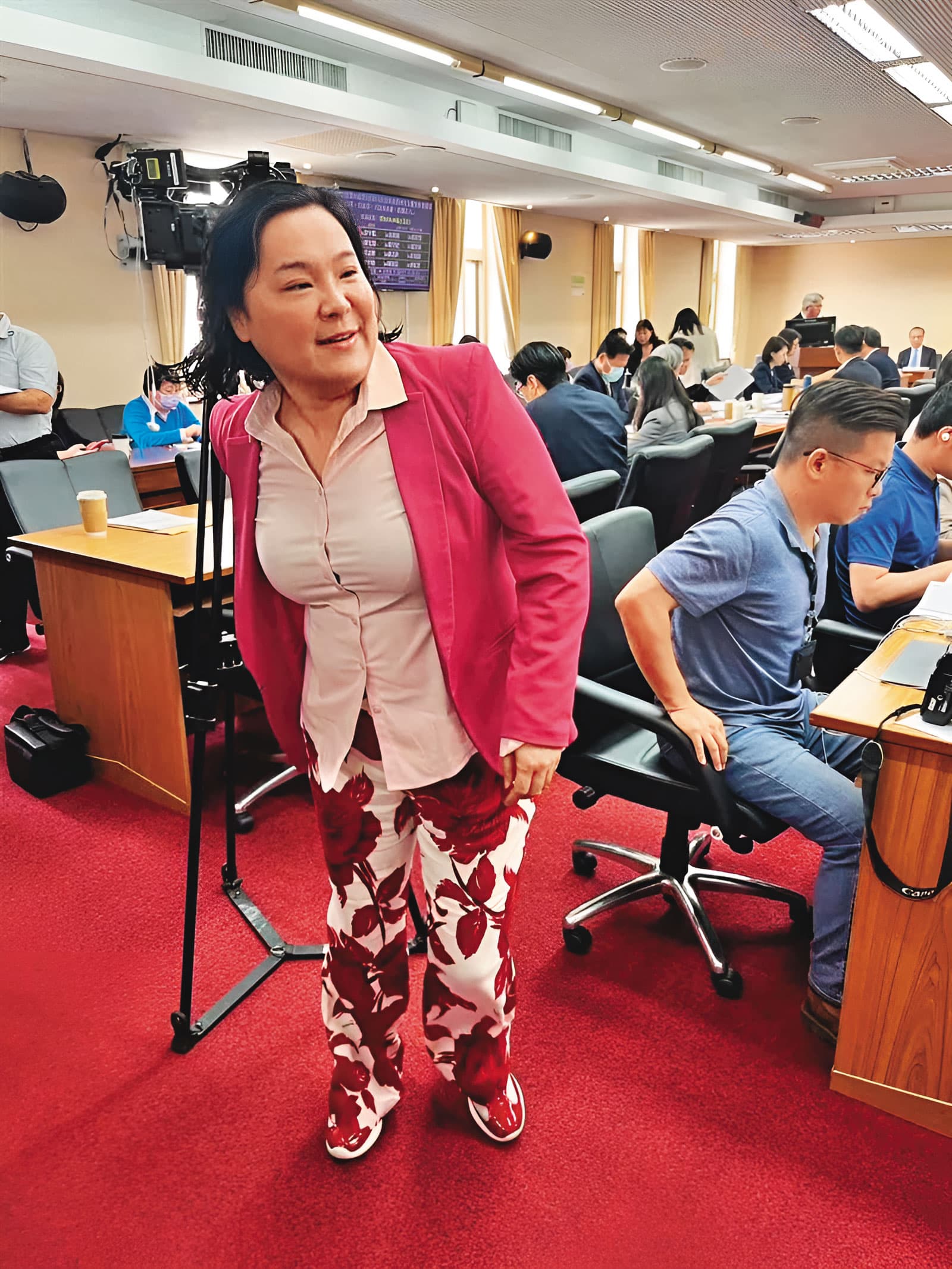 陳玉珍5月初頂著濡溼頭髮,衝進內政委員會準備質詢,立刻成為立法院經典畫面之一。(讀者提供)