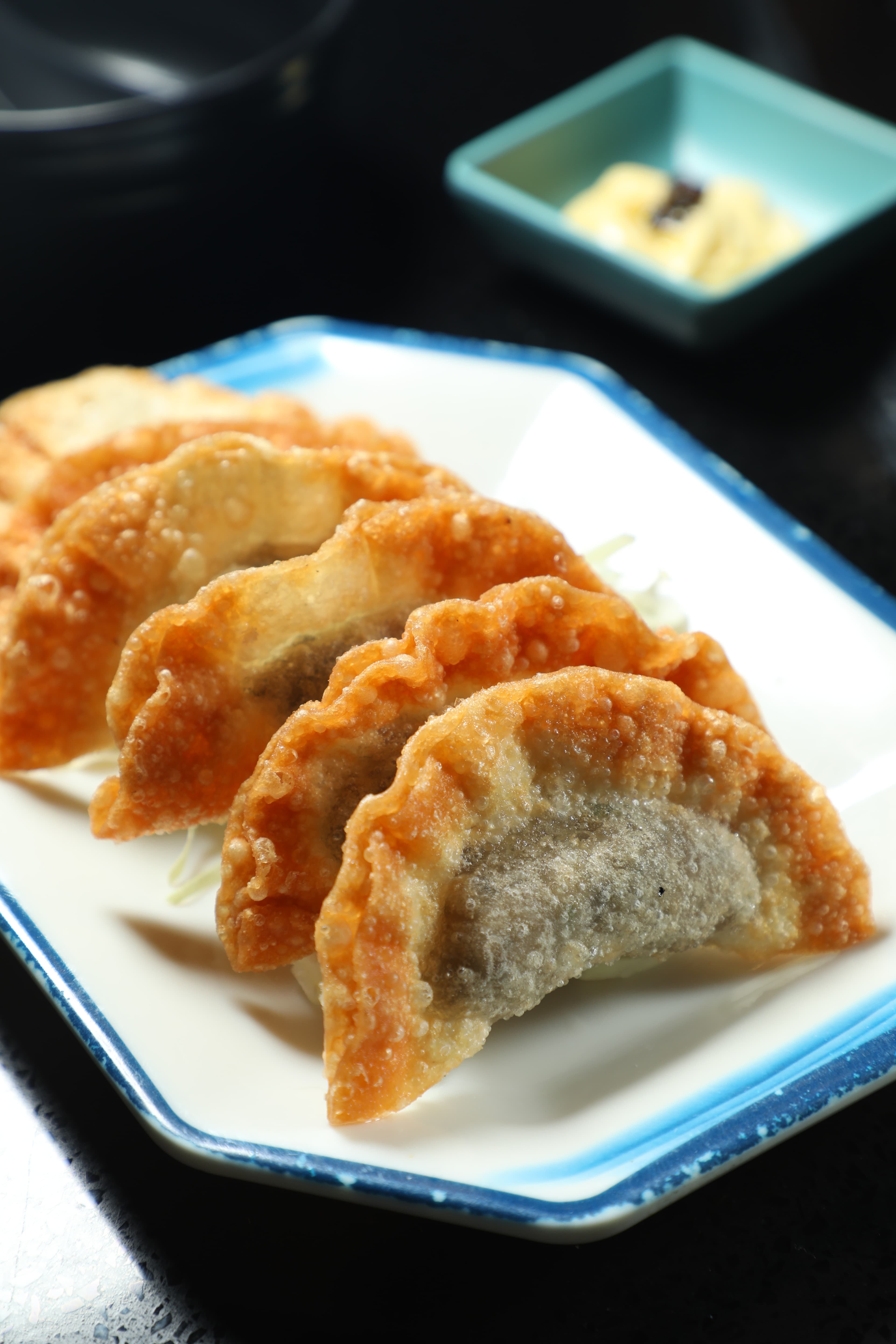 必點餐點小食「祕製香炸黑松露餃」,入口酥香,松露味濃郁,適合打發等鍋底沸騰的時間。(港幣68元/份、6隻)