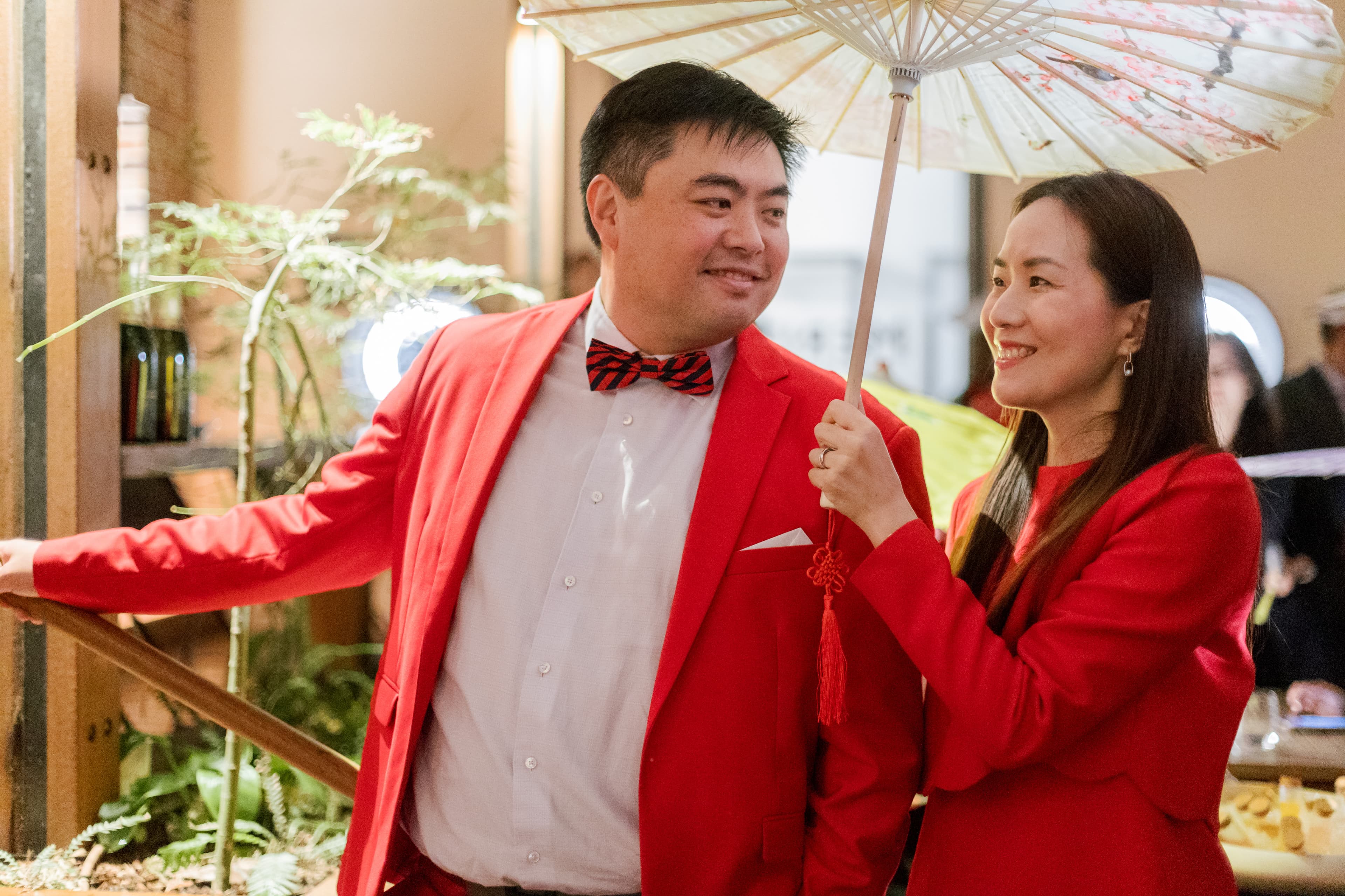 Nature's Care總經理Michael與妻子是當天主人,以一身喜慶紅衣參與盛會。(Nature's Care提供)