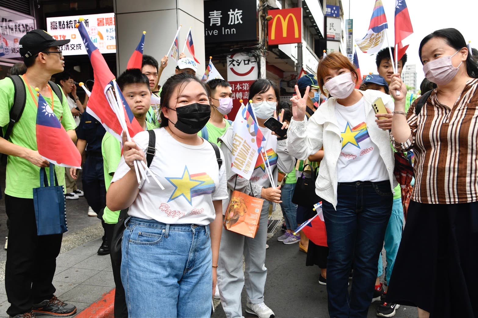 出戰巴黎奧運的國手們下午將展開「台灣英雄大遊行」,接受民眾喝采,已經有民眾卡位等著迎接他們的到來。