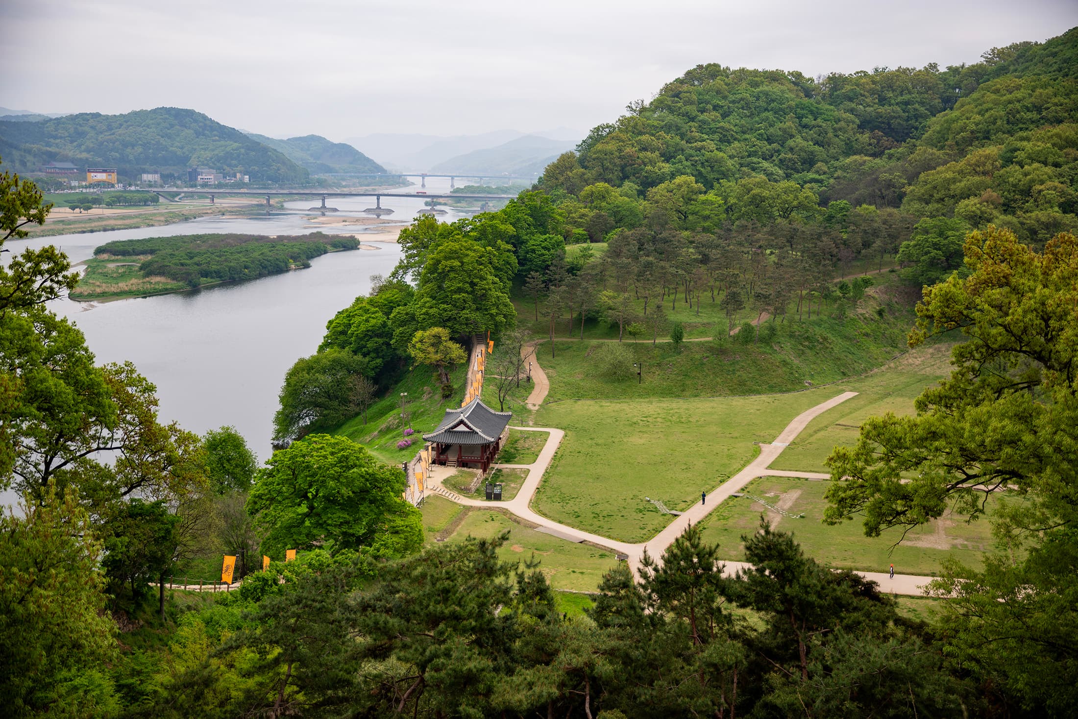 被列為世界文化遺產的公州公山城,沿著海拔110公尺的山巒修築,城牆與大自然完美融為一體。
