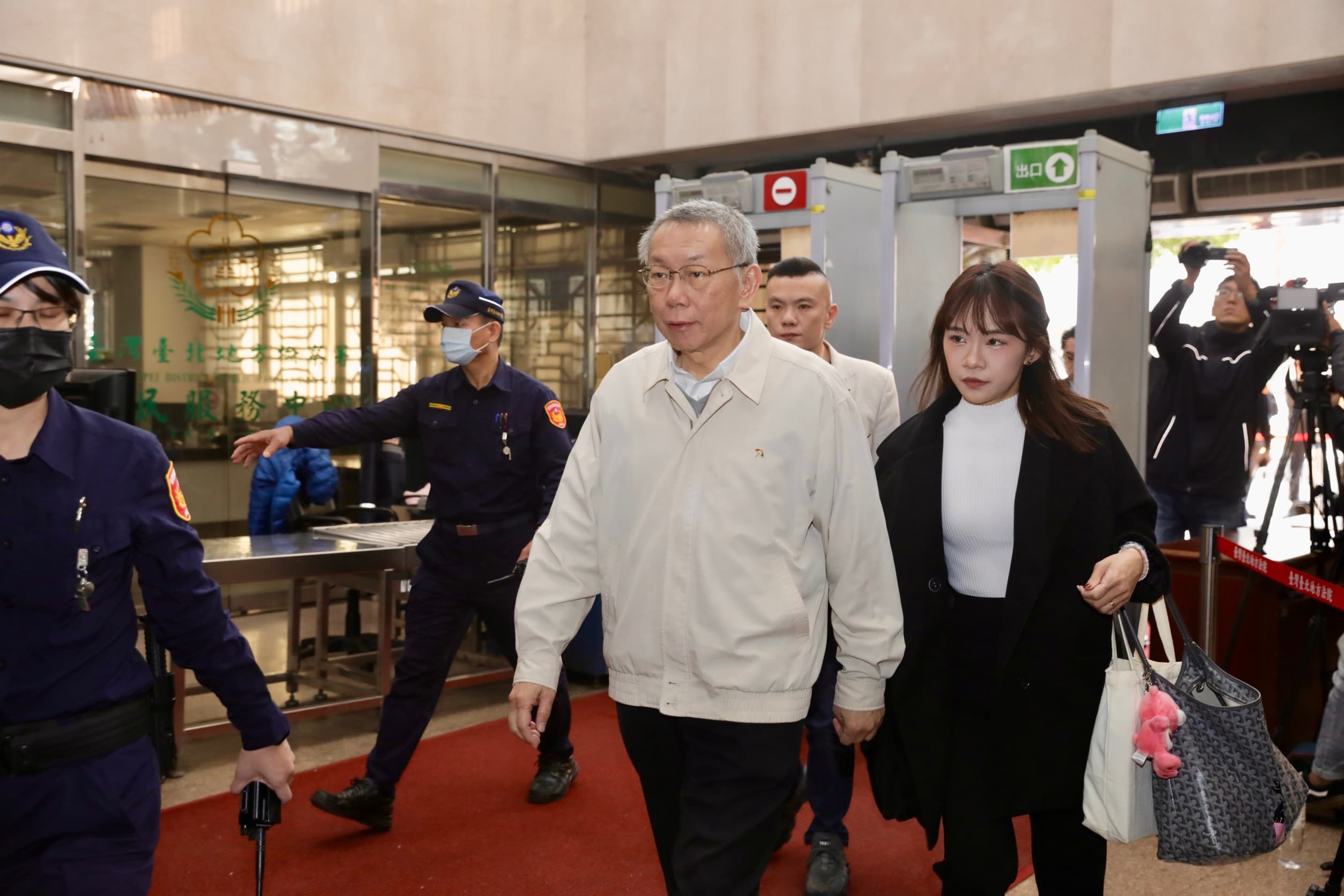 柯文哲29日現身北院重開羈押庭,身旁一位女幕僚引起網友關注。