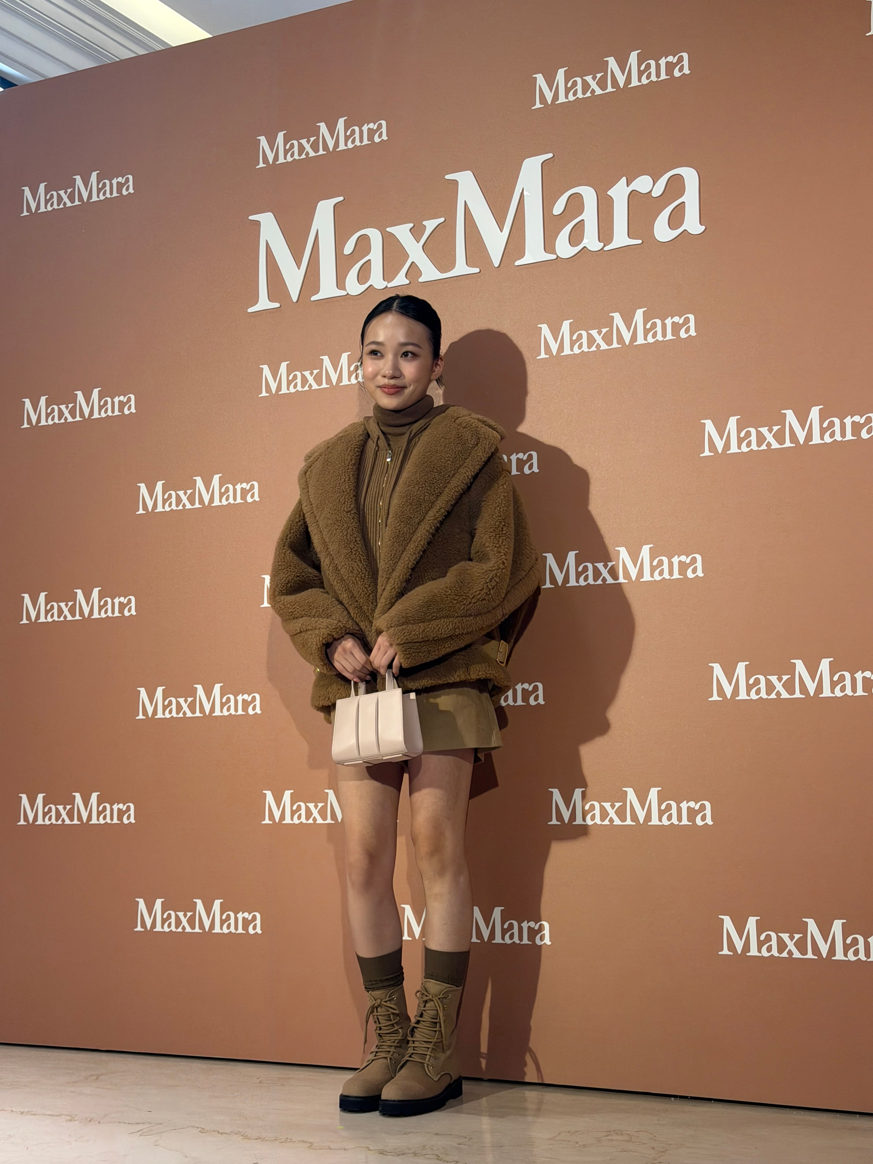 林品彤的Teddy短版機車夾克NT$95,700、高領羅紋針織毛衣NT$18,500、針織拉鏈背心NT$24,800、高腰駝絨短褲NT$30,800、駝絨 Combat 靴NT$33,500、Whitney Bag NT$48,000。