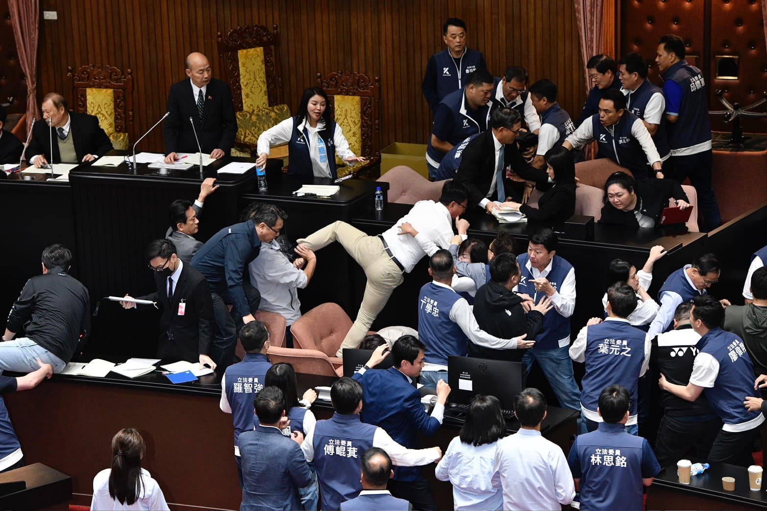 立法院爆發激烈衝突，郭國文衝上主席台。