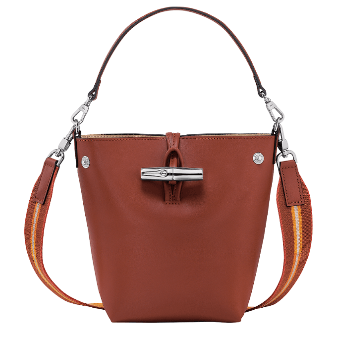 金世正在形象廣告中的LONGCHAMP ROSEAU BOX系列紅褐色水桶包。NT$18,100(瓏驤提供)