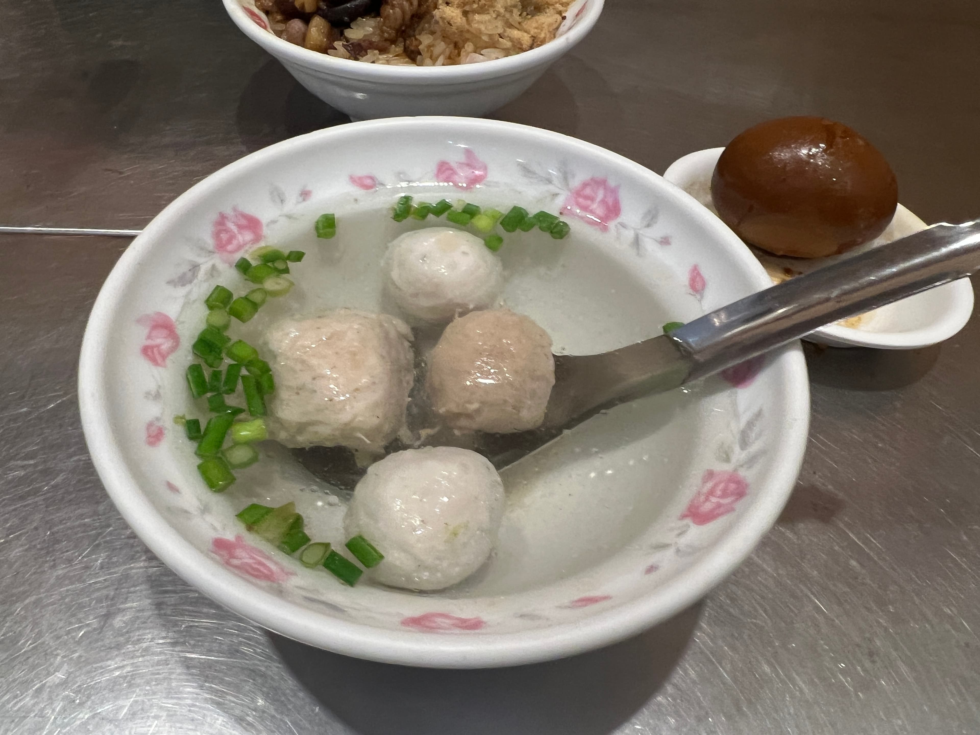 這一碗「綜合湯」包含手工製作的魚丸、貢丸、菜丸。(30元/碗)