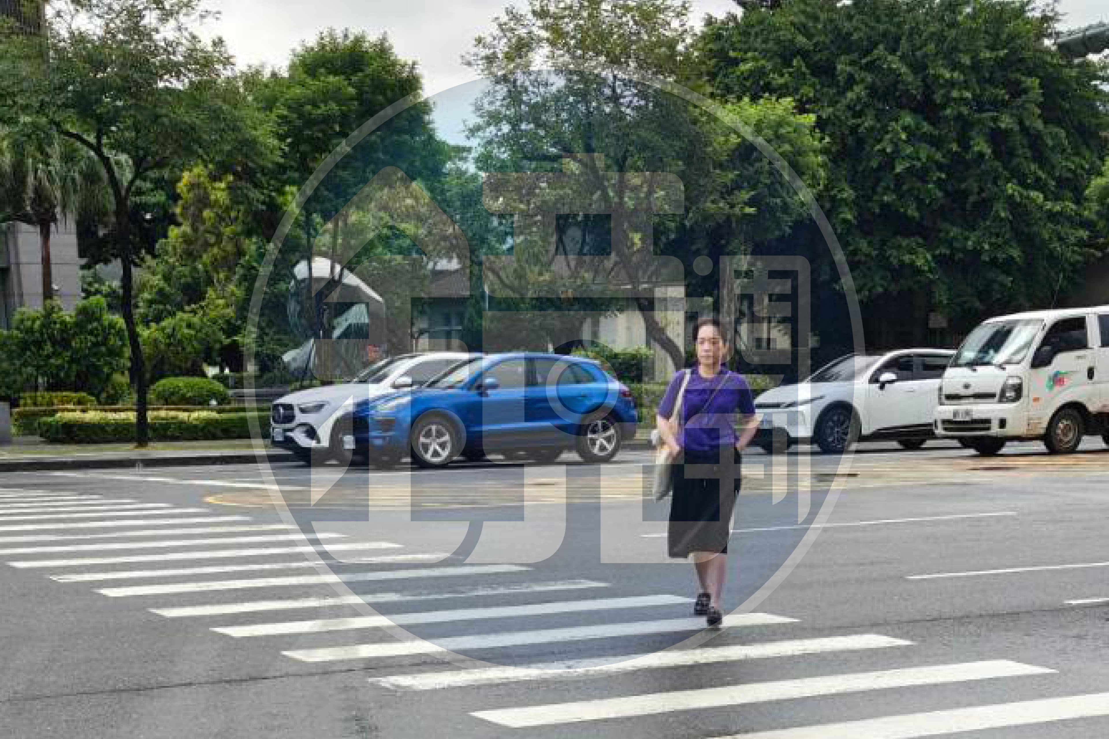8/13 09：19 陳幸妤上班路上，看起來心情已整理好。