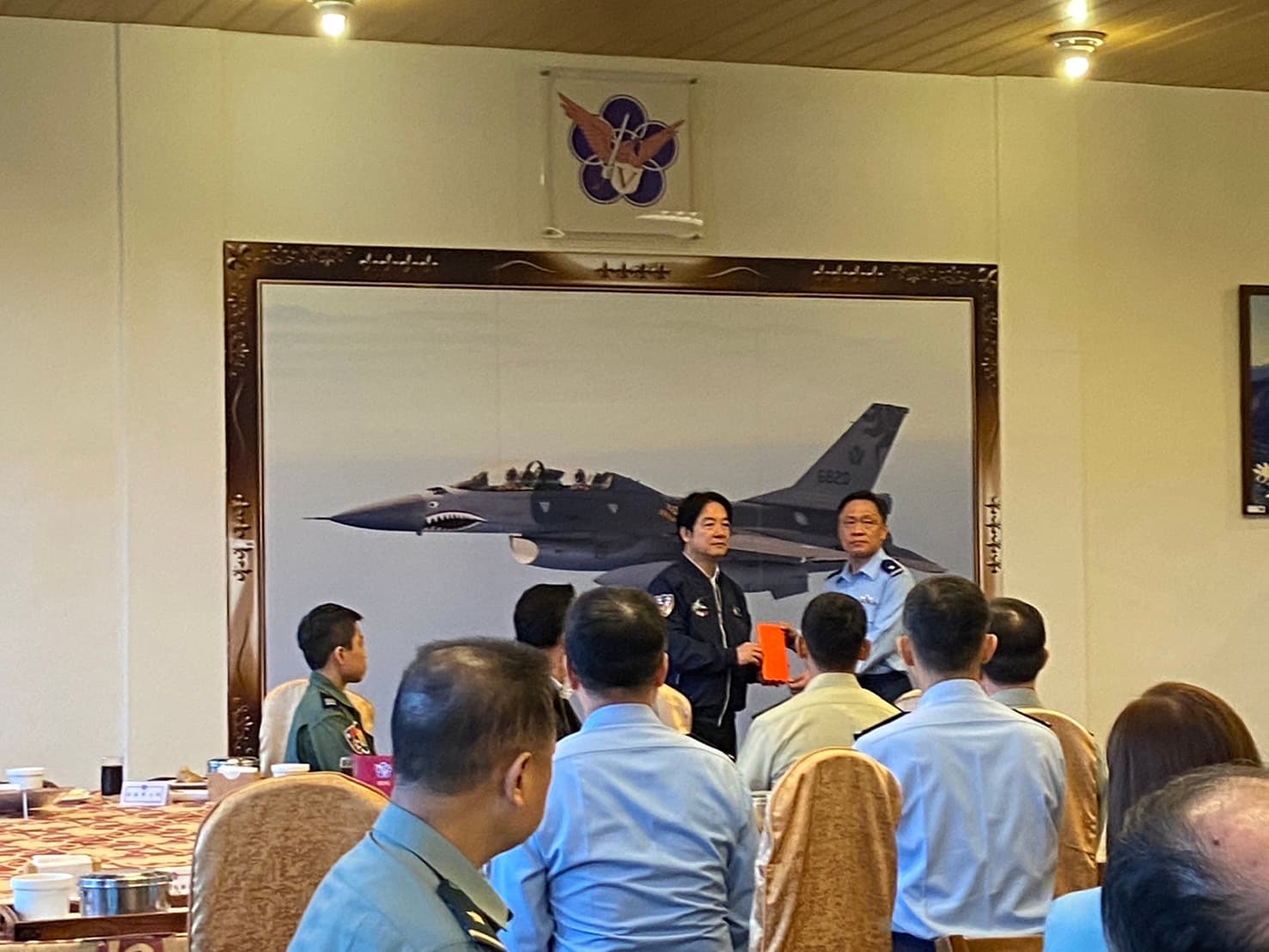 賴清德頒發加菜金給空軍第五聯隊。