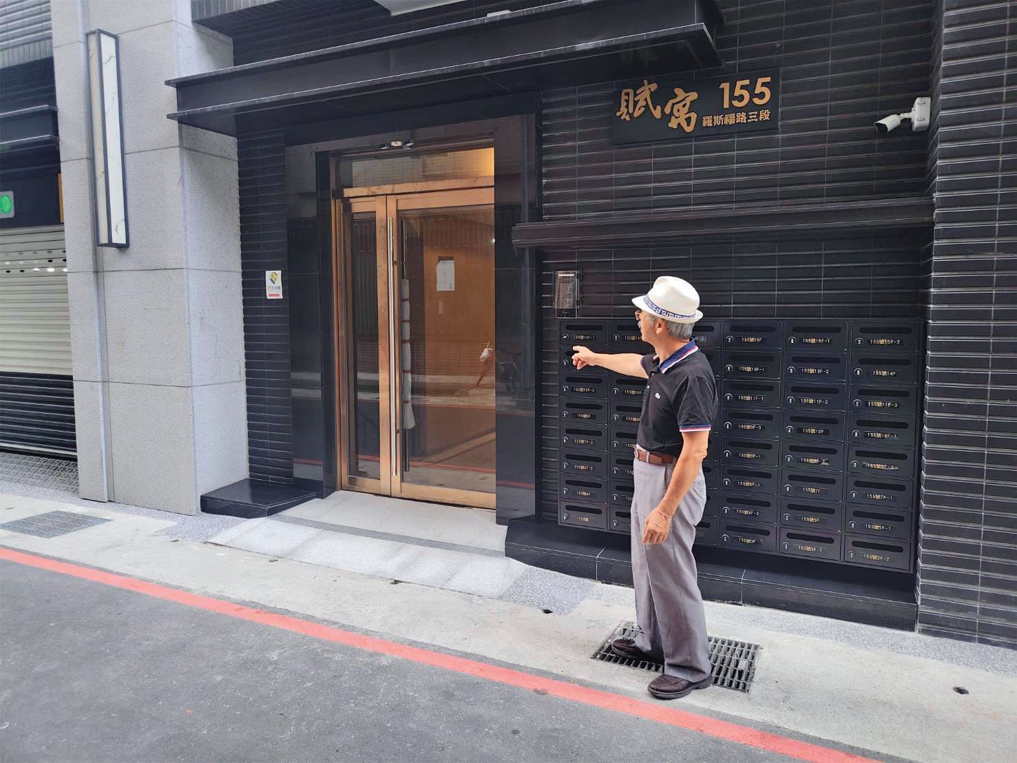 台灣公安學會副理事長李金榮指出,賦寓大樓將大門外推恐影響逃生。(李育材攝)