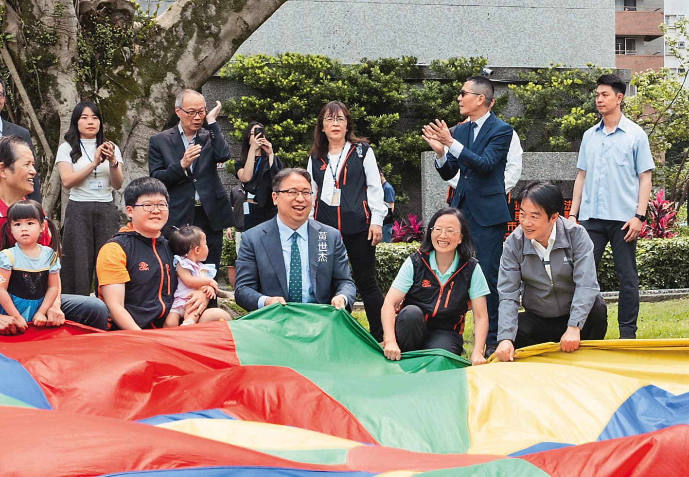 黃世杰主張市府應闢專責窗口協助企業設托育場所。圖為他與總統賴清德日前參訪林口長庚醫院附設幼兒園及托嬰中心。(翻攝總統府flickr)