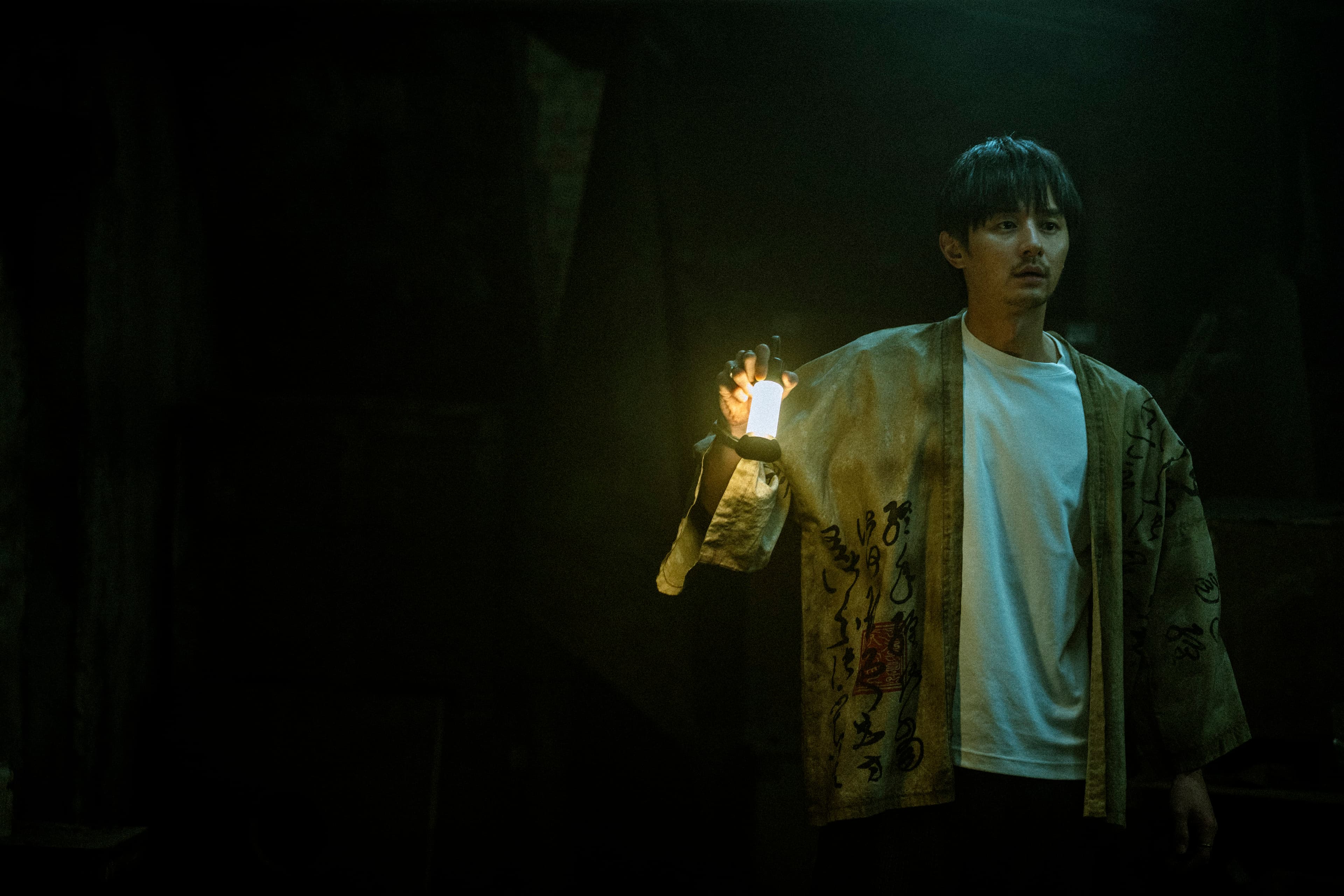張軒睿突破娃娃臉形象,飾演通靈驅魔人阿生,揭開泥娃娃背後隱藏的「禁錮咒」。(天予電影提供)