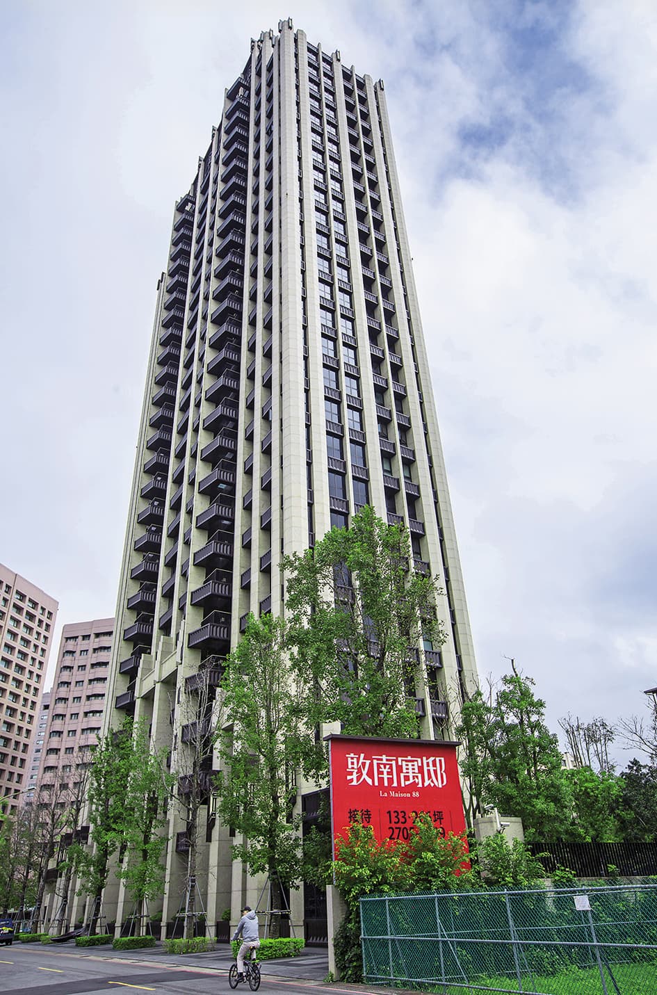 劉容嘉和男友同住在大安區知名豪宅,和張震、吳姍儒是鄰居。
