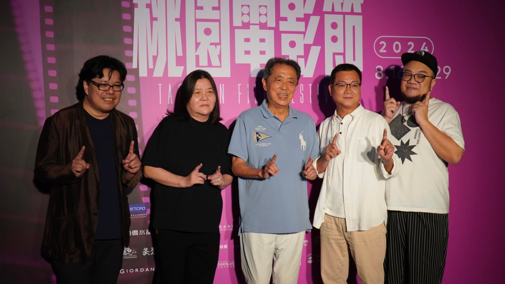 影評人鄭秉泓（左1）曾撰文犀利批評《大尾鱸鰻》，剛巧他也是今日座談的主持人，與邱瓈寬（左2）見面並無芥蒂。（寬魚國際提供）