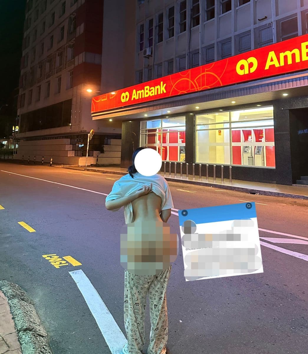 女子在阿馬銀行交通圈附近路旁,直接脫下褲子,露出蜜桃臀「一線天」。(翻自c.cari.com.my)