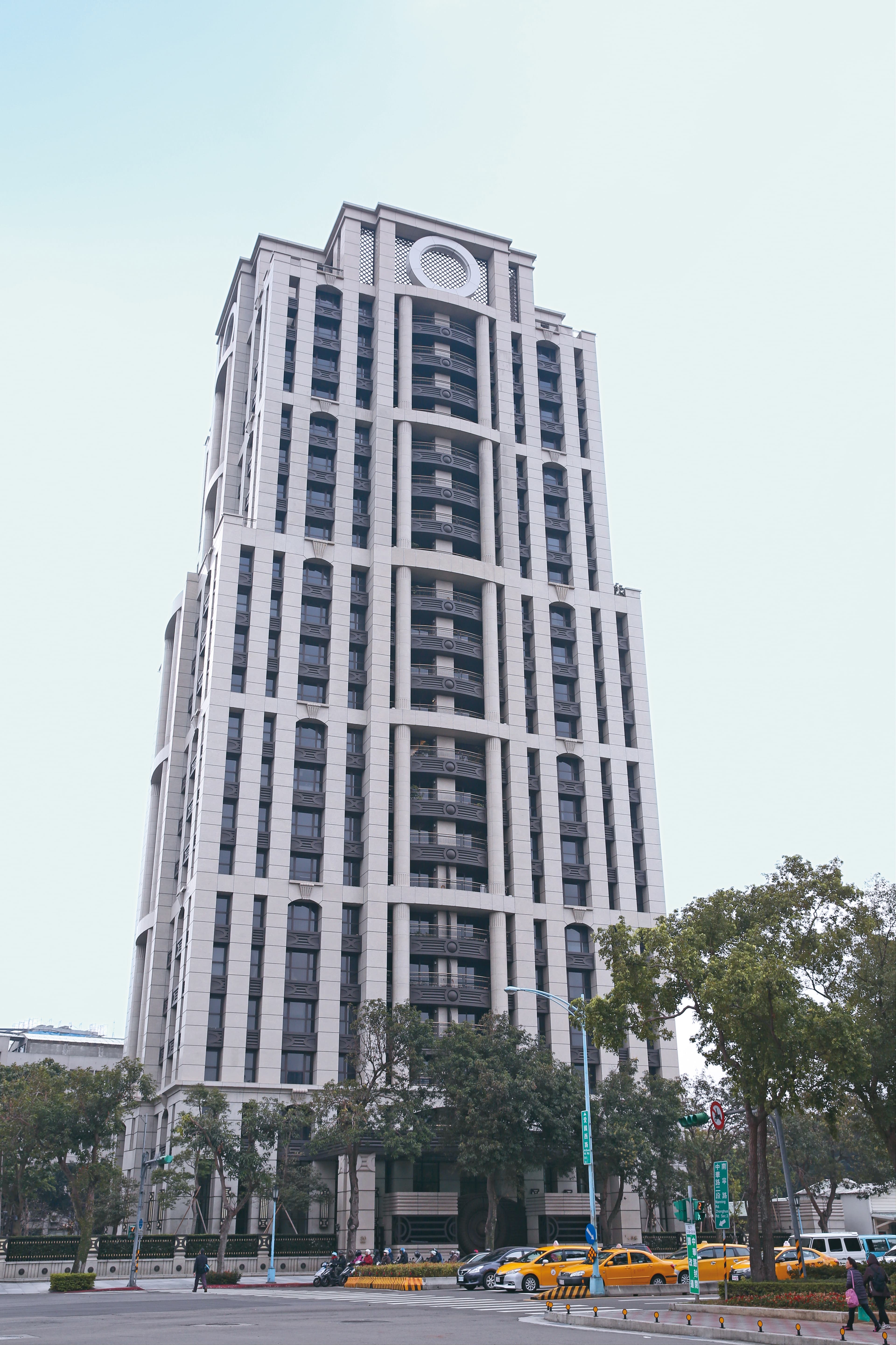 周杰倫買下2戶「元大一品苑」,因大樓鄰近博愛特區,在興建時爭議不斷。