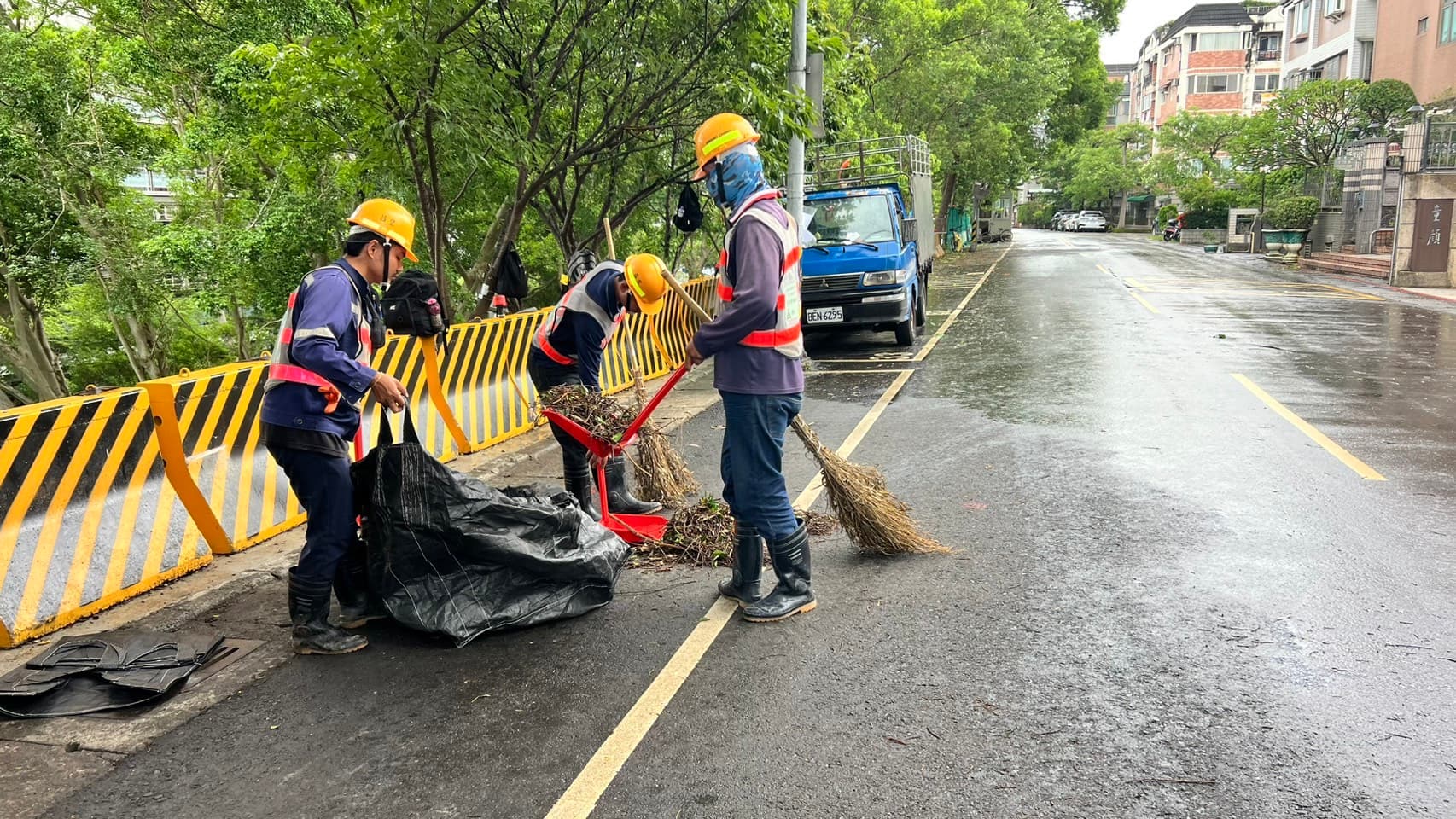 皇昌營造協助內湖瑞光公園周邊清掃。(翻攝畫面)
