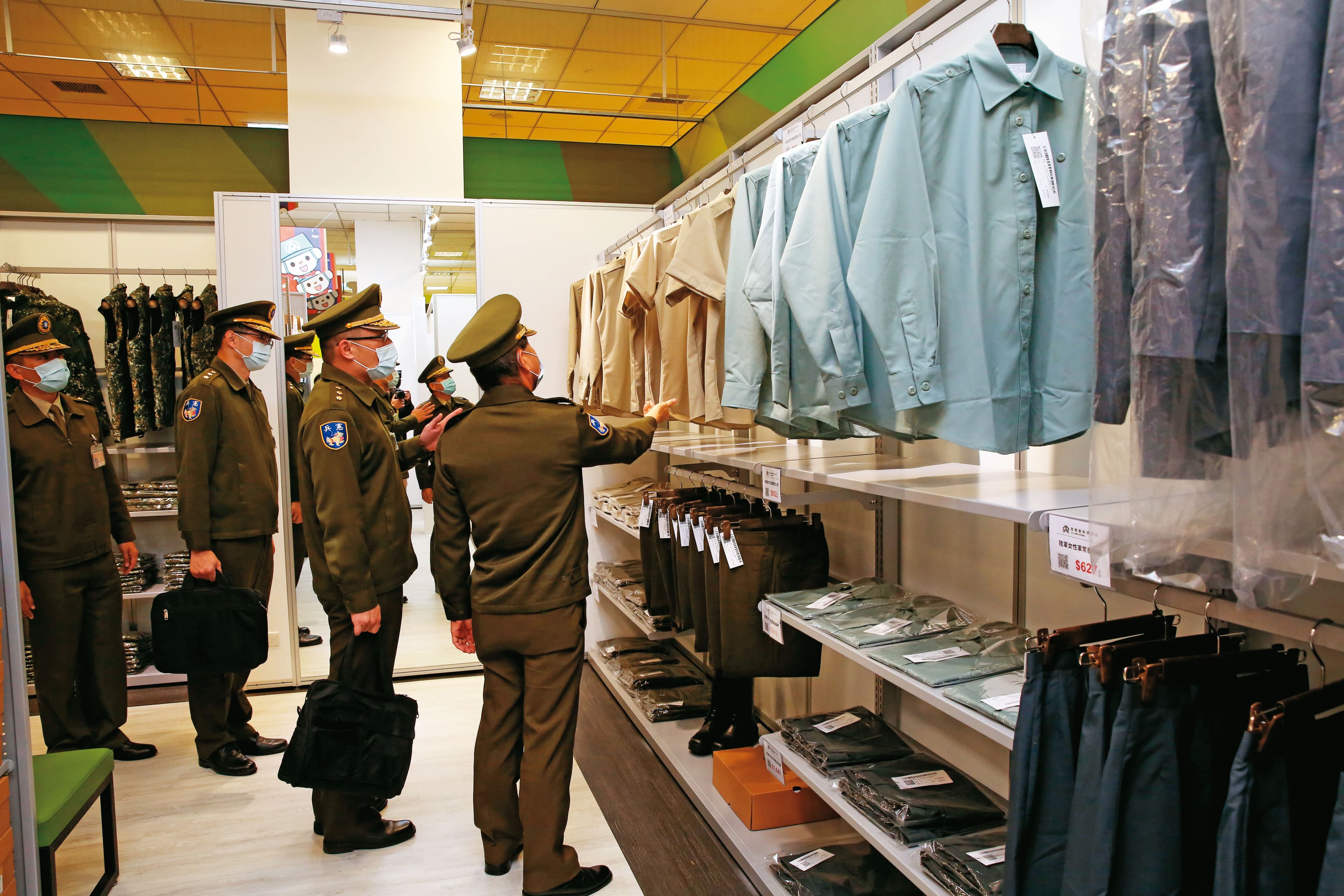 軍情局代理執行長要求每日檢查服裝儀容,引發情報人員反彈。(示意畫面)