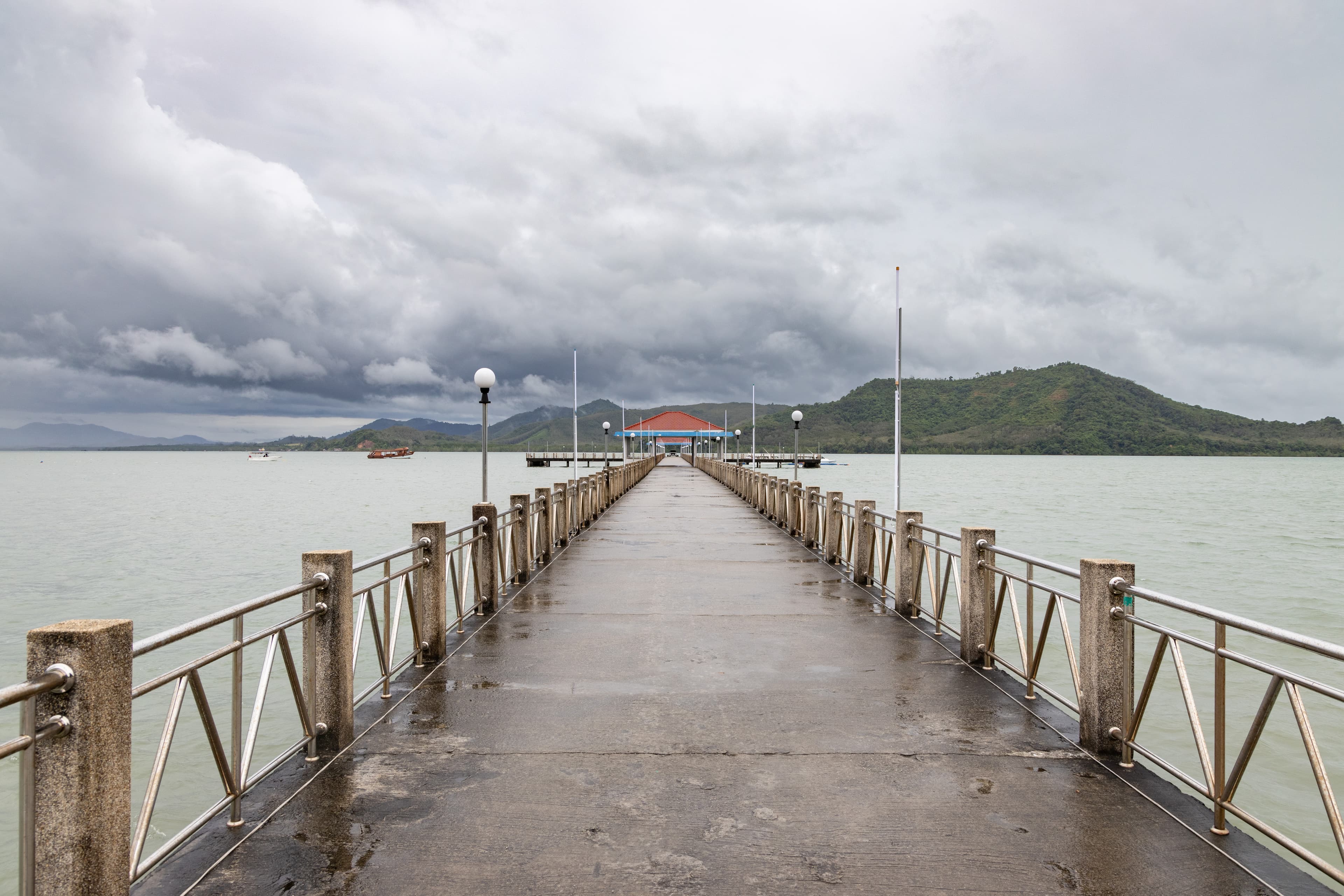 要到大長島必須在Laem Sai Pier碼頭搭船,船程約30分鐘可達島上。