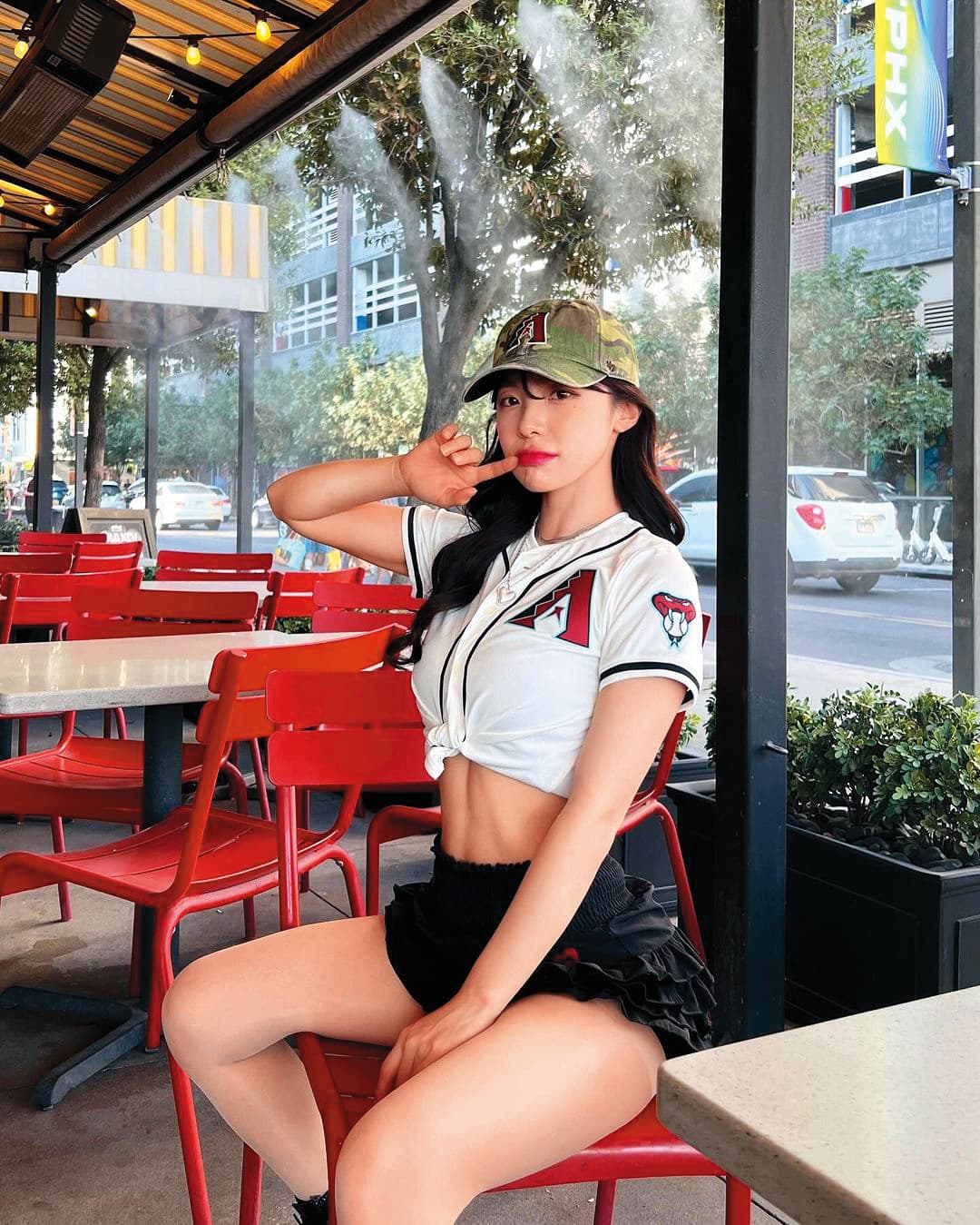 李多慧這姿勢帶引人遐想。好想當那張椅子…(←警察快來抓人)(翻攝自李多慧IG)