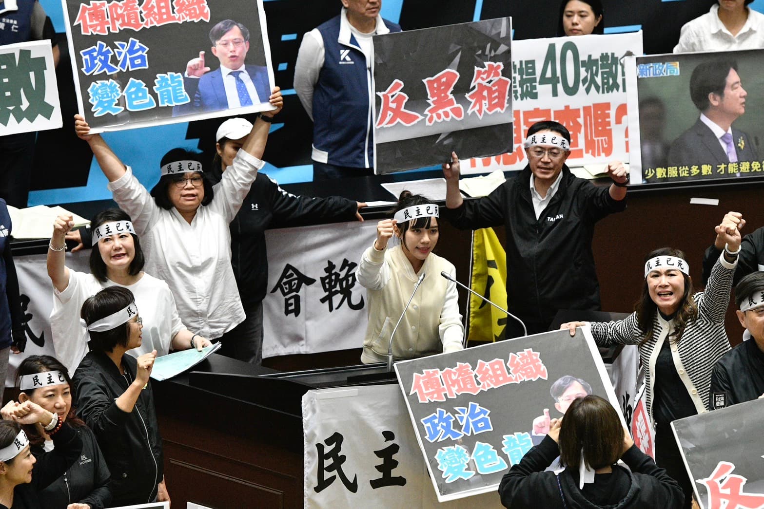 下午的會議,民進黨團4度提出散會動議均遭國民黨團、民眾黨團否決。