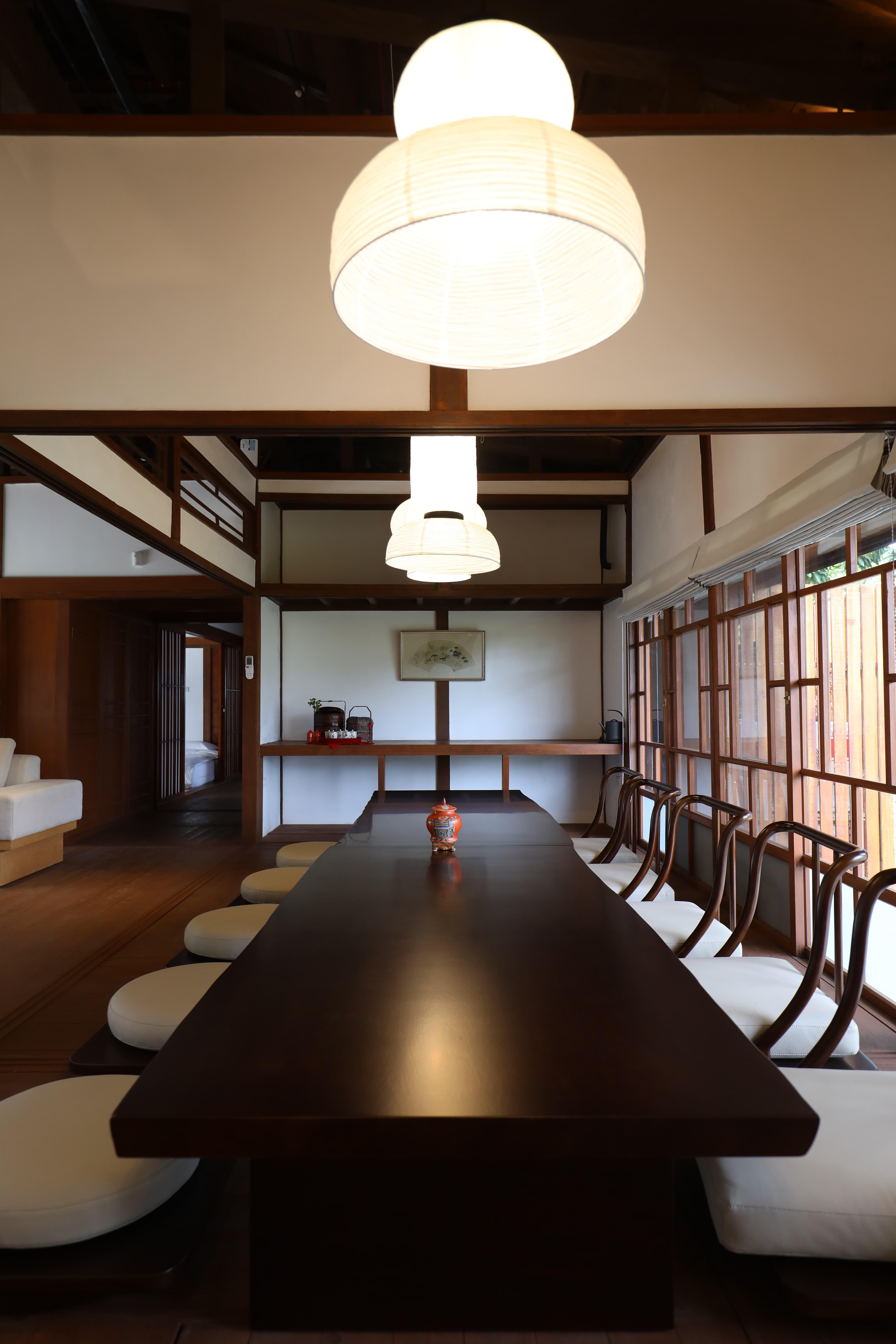 客房內展現了濃厚的日式禪意美學基礎,將傳統元素與現代感完美結合。