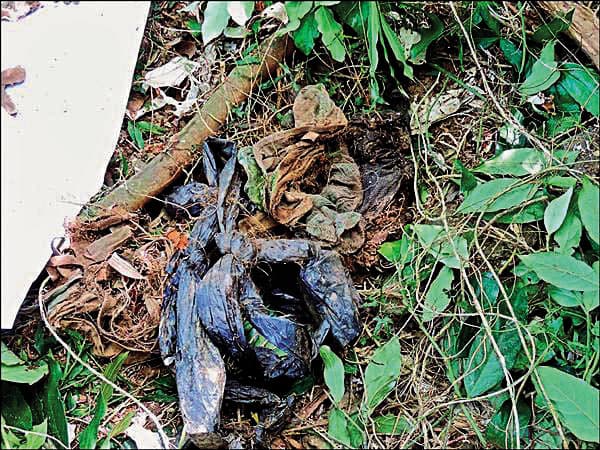 警方在陳屍現場發現以黑色垃圾袋綁成的繩結,懷疑劉、林自殺前曾以此綁在一起。 (翻攝畫面)
