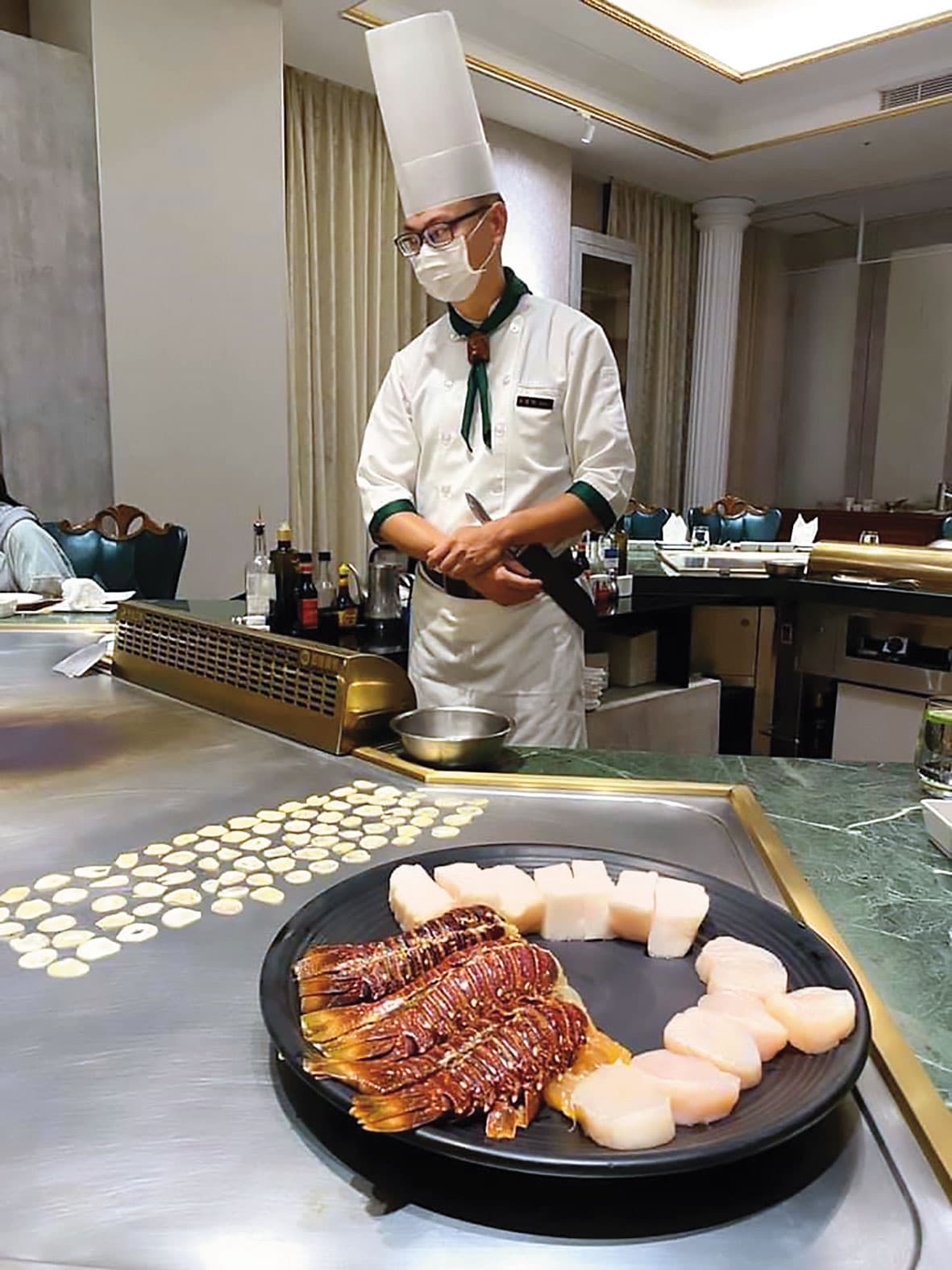 葉仁豪喜歡炫耀高檔餐食。(翻攝葉仁豪臉書)