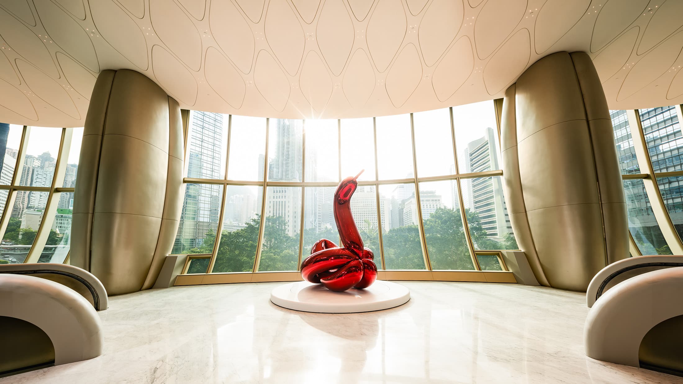 Jeff Koons《氣球天鵝(紅色)》於The Henderson大堂展出,高達3.5公尺的鏡面雕塑成為近期香港熱門打卡焦點。(香港旅遊發展局提供)
