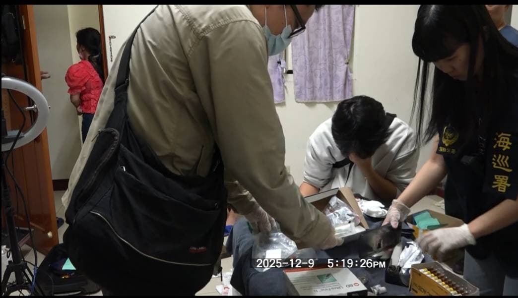 當場查扣玻尿酸、麻醉藥、肉毒桿菌等醫美藥劑百餘瓶與醫療器材乙批。(海巡署提供)
