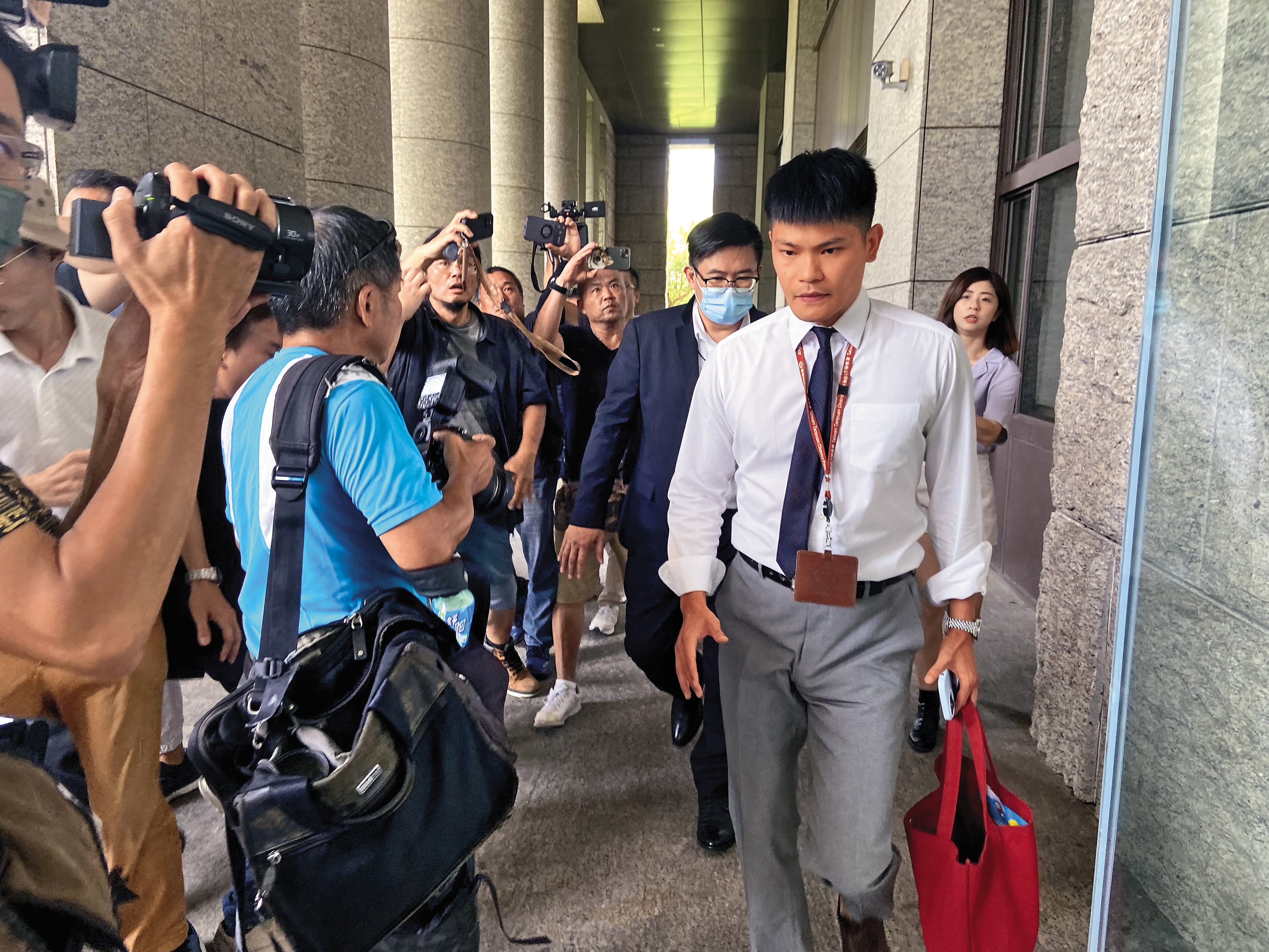 繼鄭文燦案證據遭偽造後,陳嘉義又被爆出開庭未告知當事人權利爭議。
