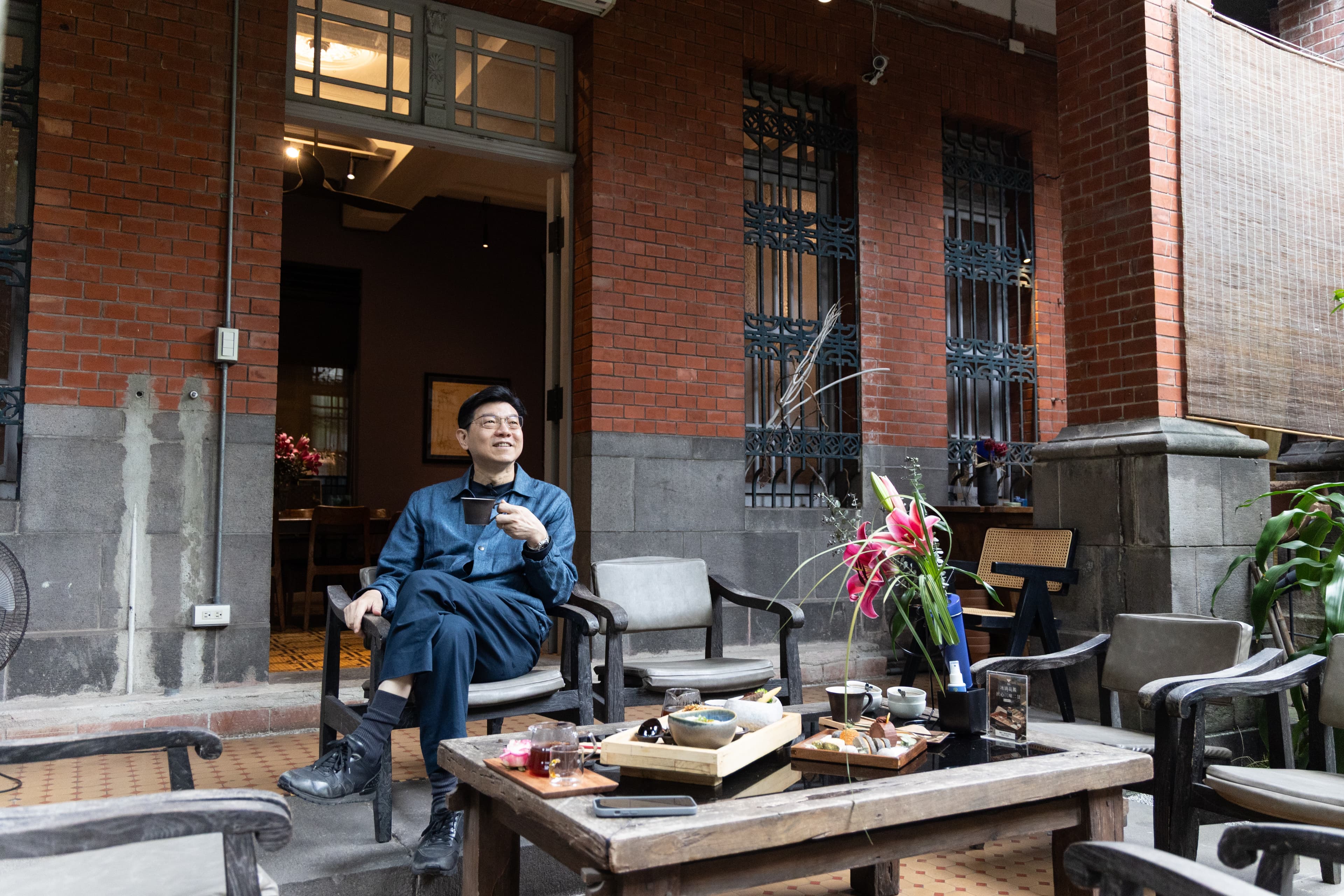 裴社長走進昔日迪化街首富「郭烏隆」占地百坪的私宅，在紅磚老房的幽靜中，揭開台北城小吃巡禮的序幕。（鄭祺耀攝）