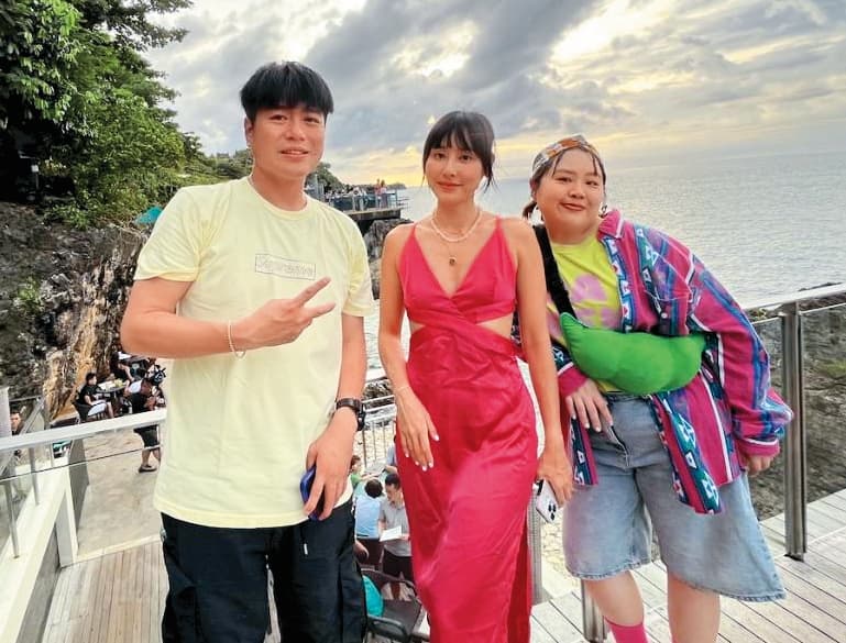 李易(左起)近兩年半為了《食尚玩家》和房思瑜、大文四處趴趴走錄製外景。(TVBS提供)