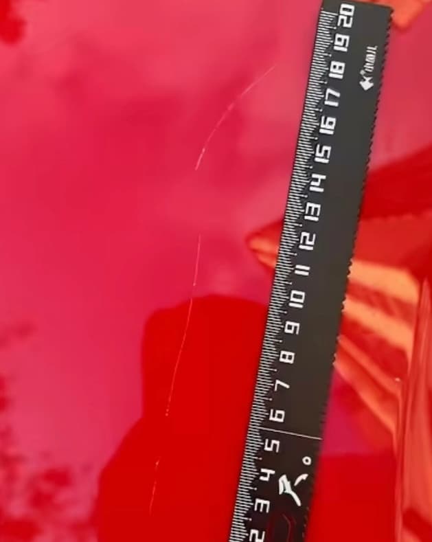 法拉利車身可見明顯刮痕,但雙方目前對維修費用沒有共識。(翻攝微博)