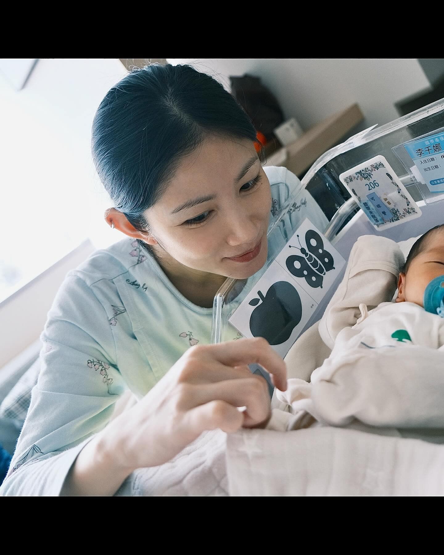 李千娜分享和寶寶在月子中心的片刻。(翻攝臉書)