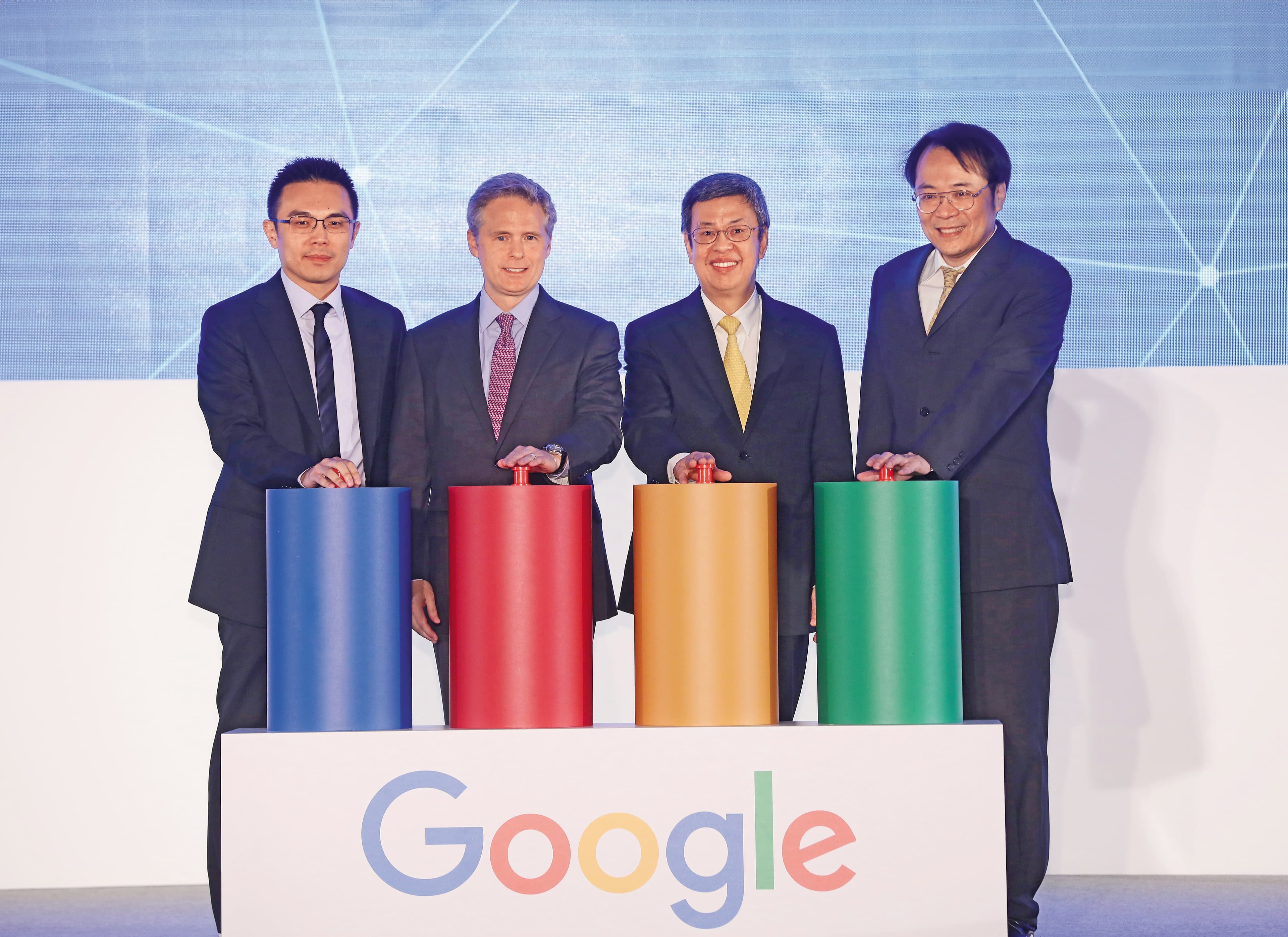 2018年初,Google啟動「智慧台灣計畫」,在台建立亞洲最大研發中心。圖為2018年7月,時任副總統陳建仁(右2)、時任Google台灣董事總經理簡立峰(右1)共同參與智慧台灣計畫啟動典禮。