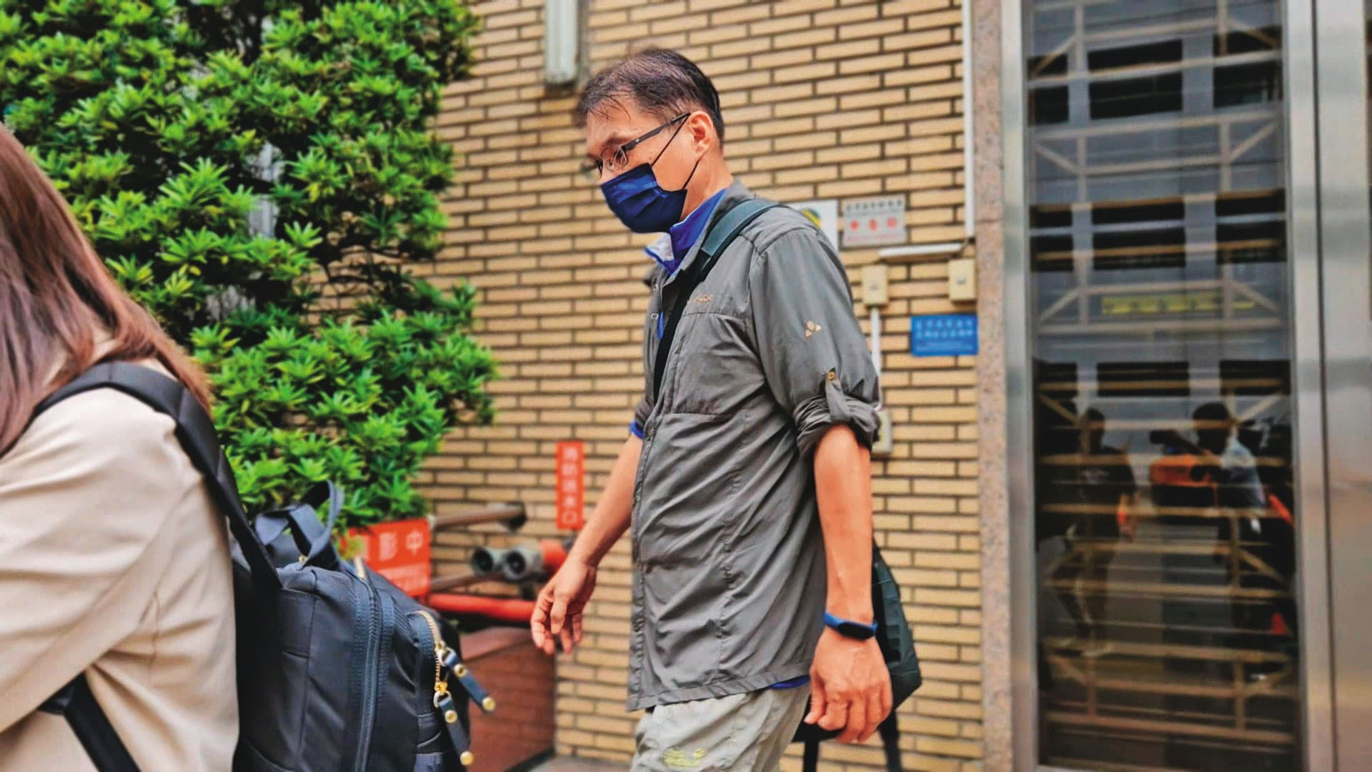 涉嫌偷拍的補習班老師,出庭後快步離去。(東森新聞提供)