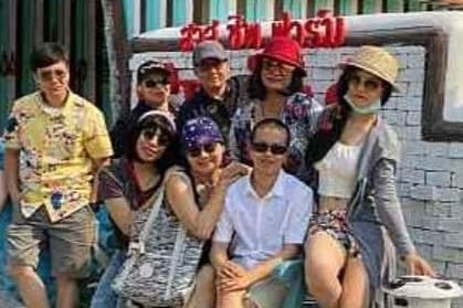 臉書專頁「CSI LA」指控Ketumadee Sriwararam寺的尼姑「穿便服、戴假髮、化妝、與女性友人親密合影、並於高級私人度假村唱卡拉OK」。(翻攝自CSI LA)
