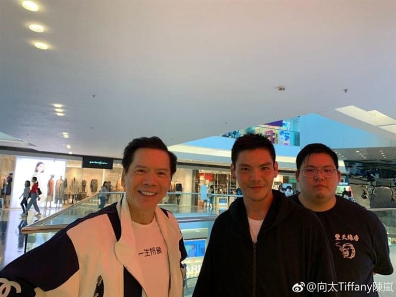 向華強(左起)與兒子向佐、向佑。(翻攝向太微博 )