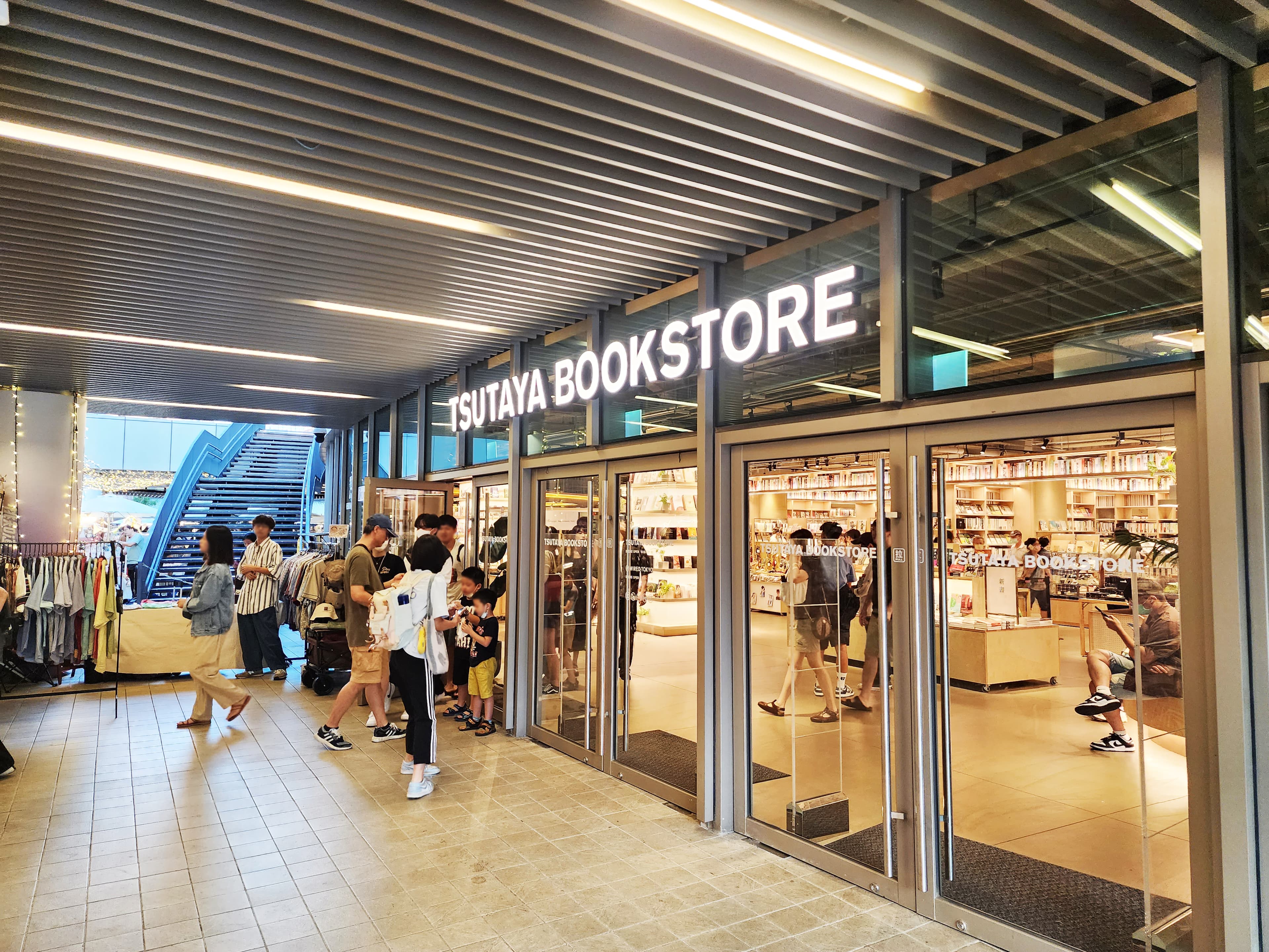桃園市圖書館新總館內的日本國際書店品牌蔦屋,除了設立簡單的餐飲區,旁邊還有星巴克可以喝咖啡。